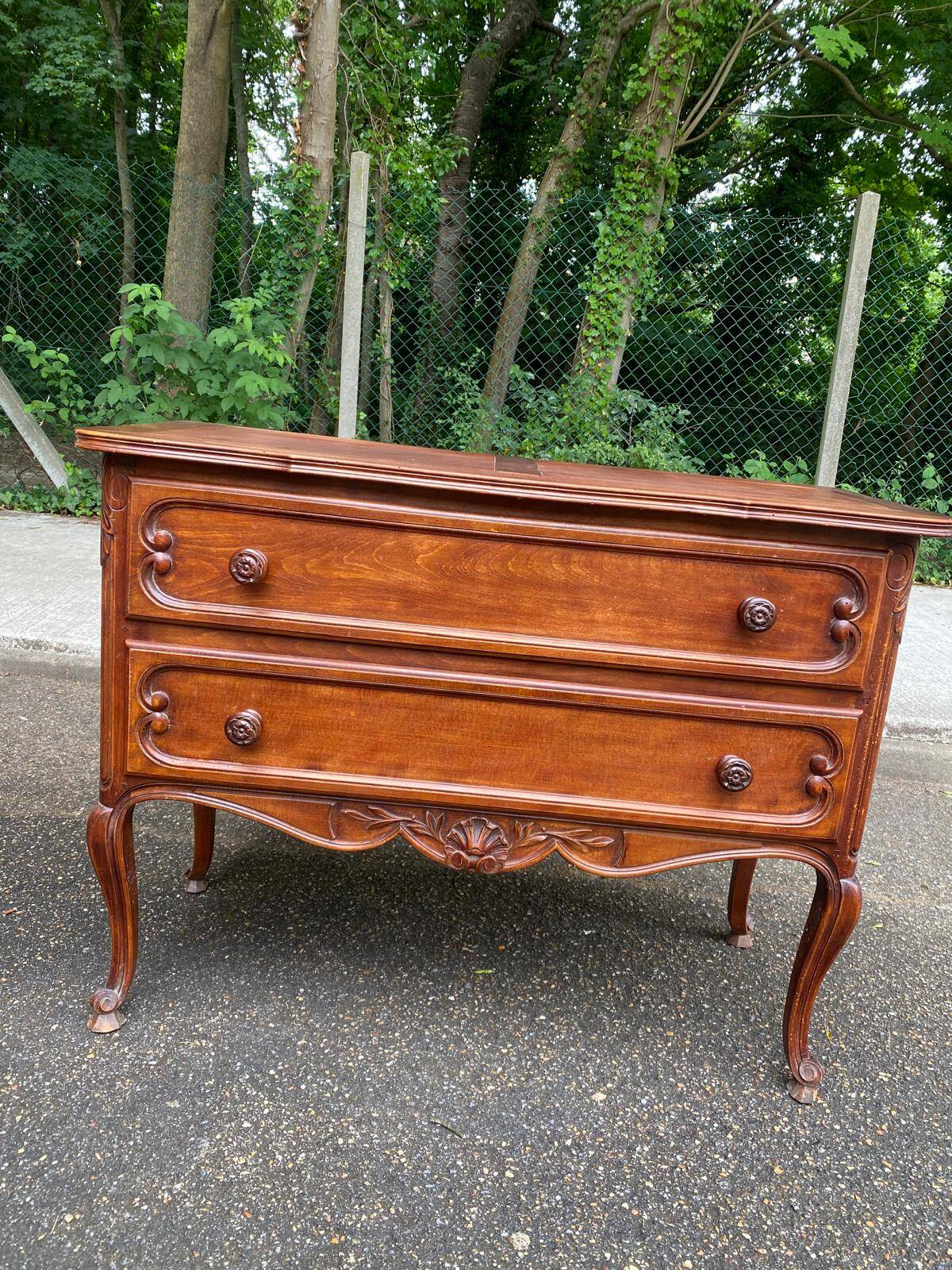 Louis XV commode in solid wood from the 19th century.