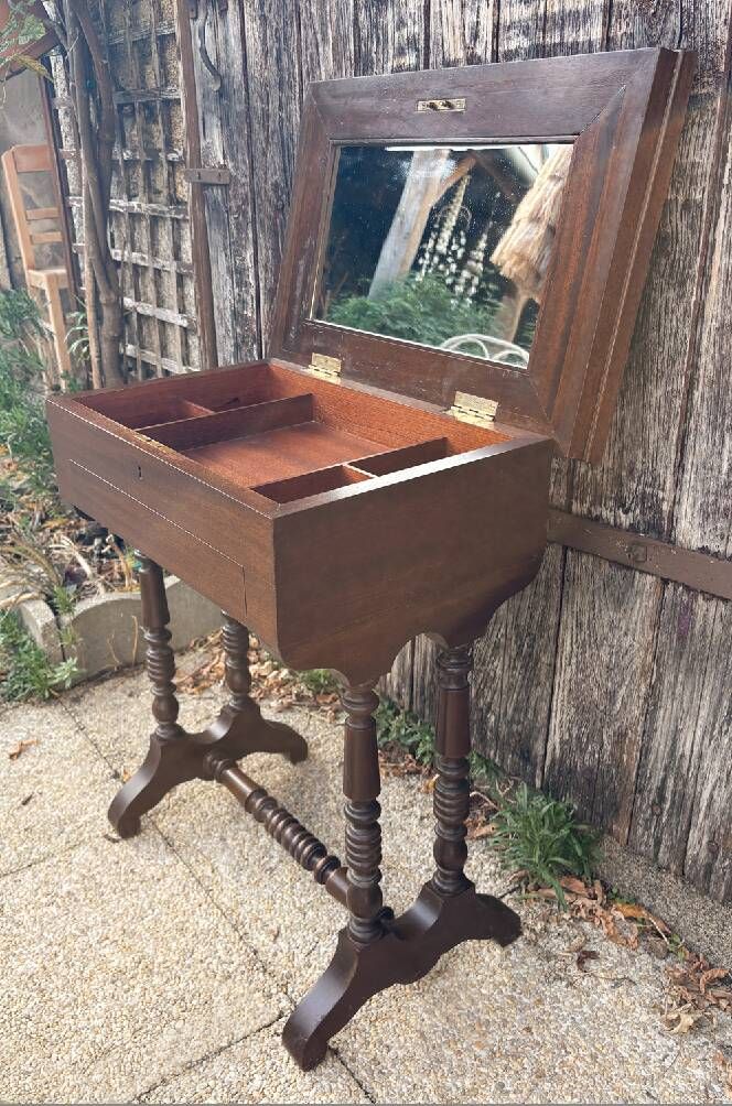 Traveling mahogany dressing table, working woman, Victorian charm - 19th century.