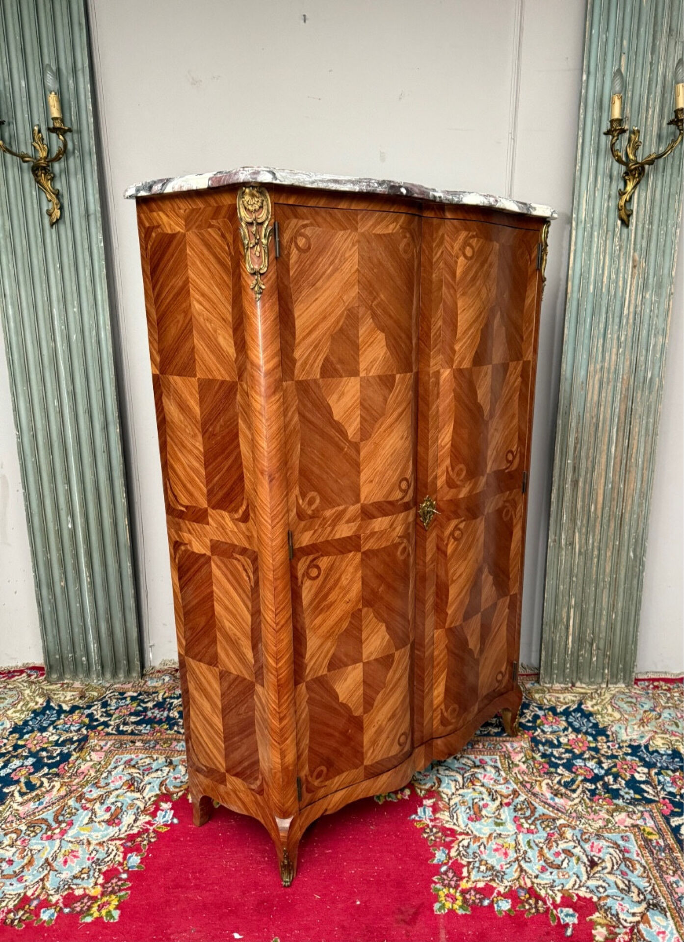 Buffet armoire de style louis xv en marqueterie