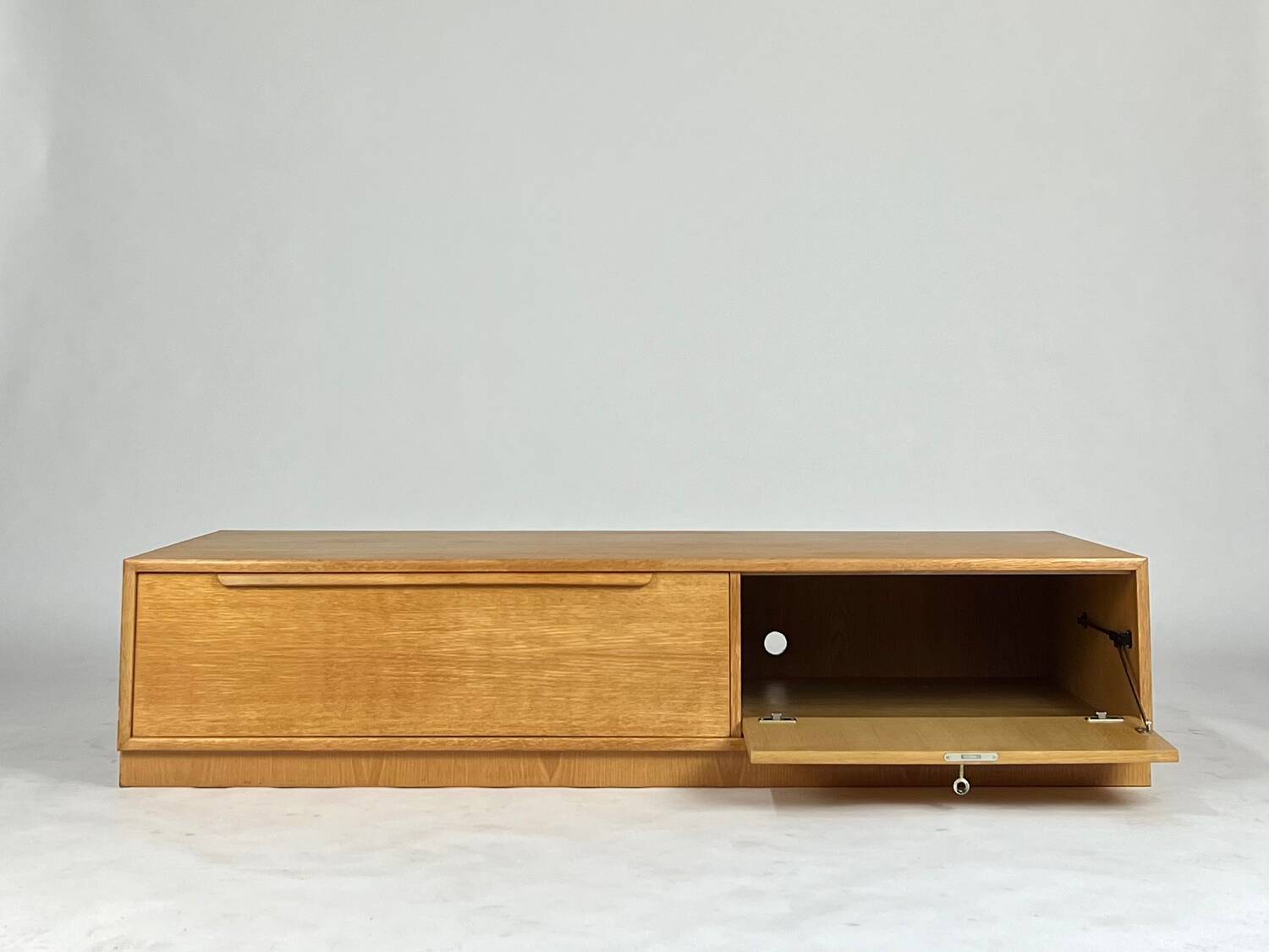 Meuble TV HiFi phono vintage bas chêne WK milieu du siècle années 60