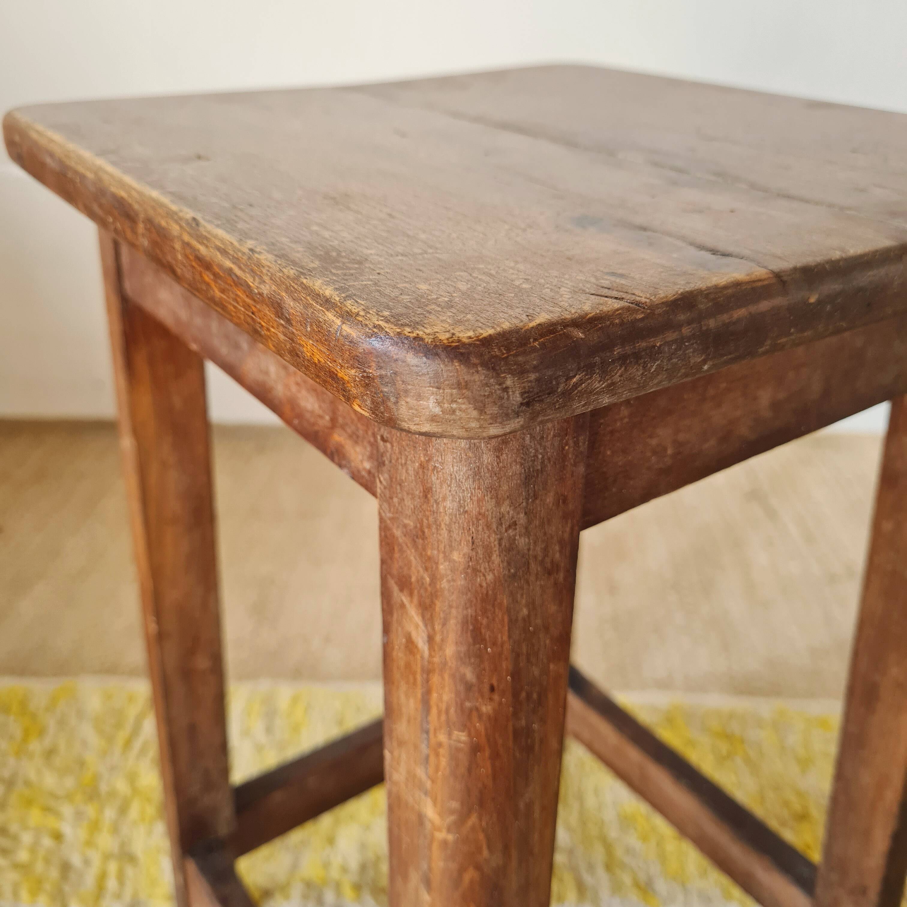 Antique farmhouse stool in solid oak – Rustic Brutalist Look