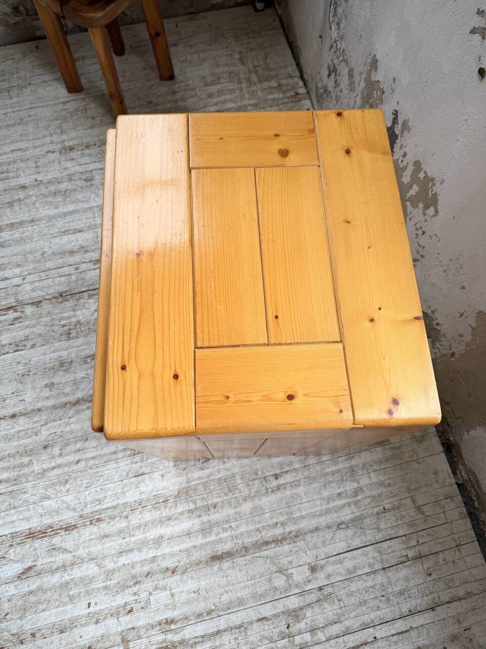 Chevet sélectionné par Charlotte Perriand pour Les Arcs