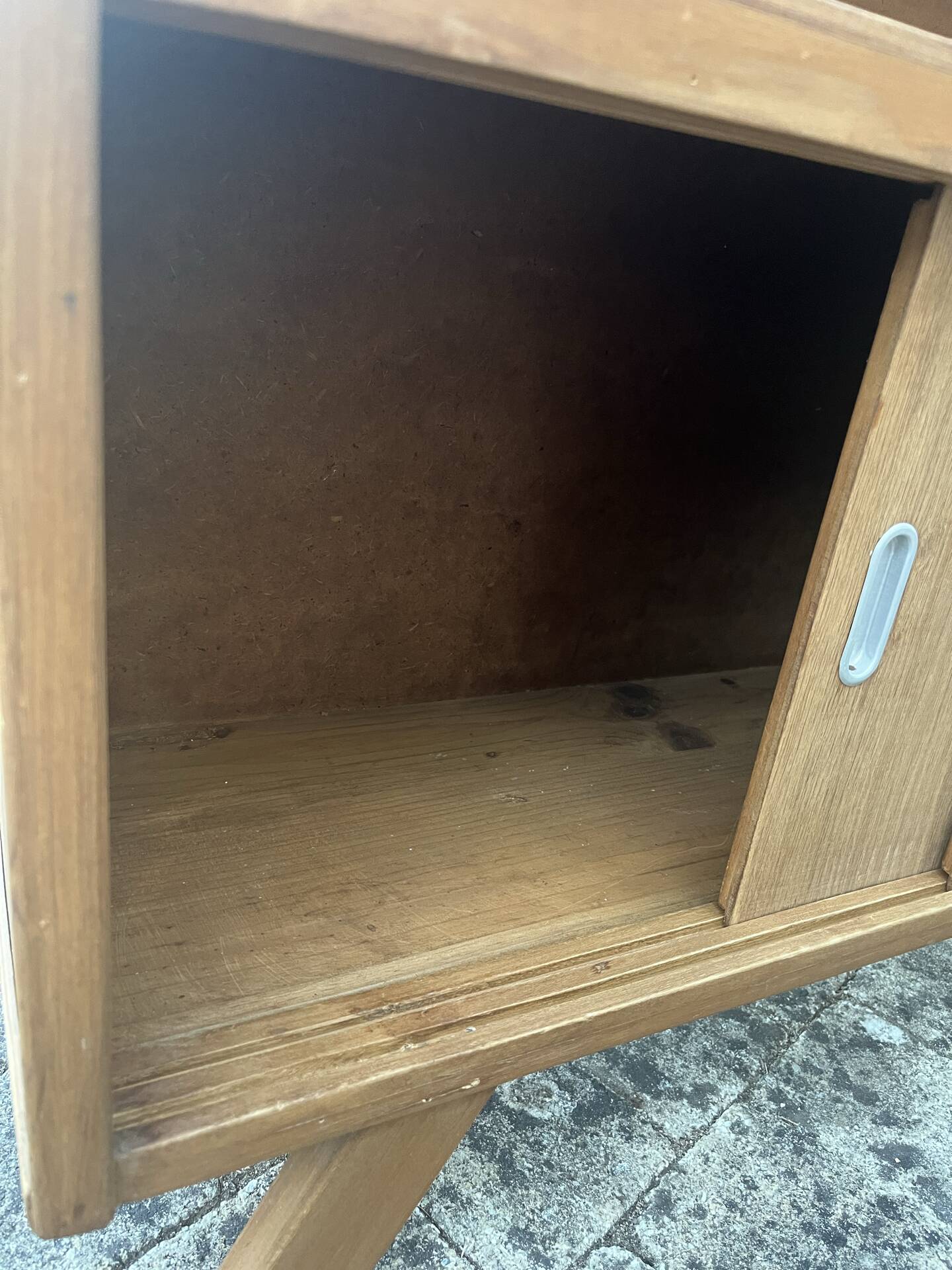Vintage low TV unit / bookshelf sideboard with tapered legs.