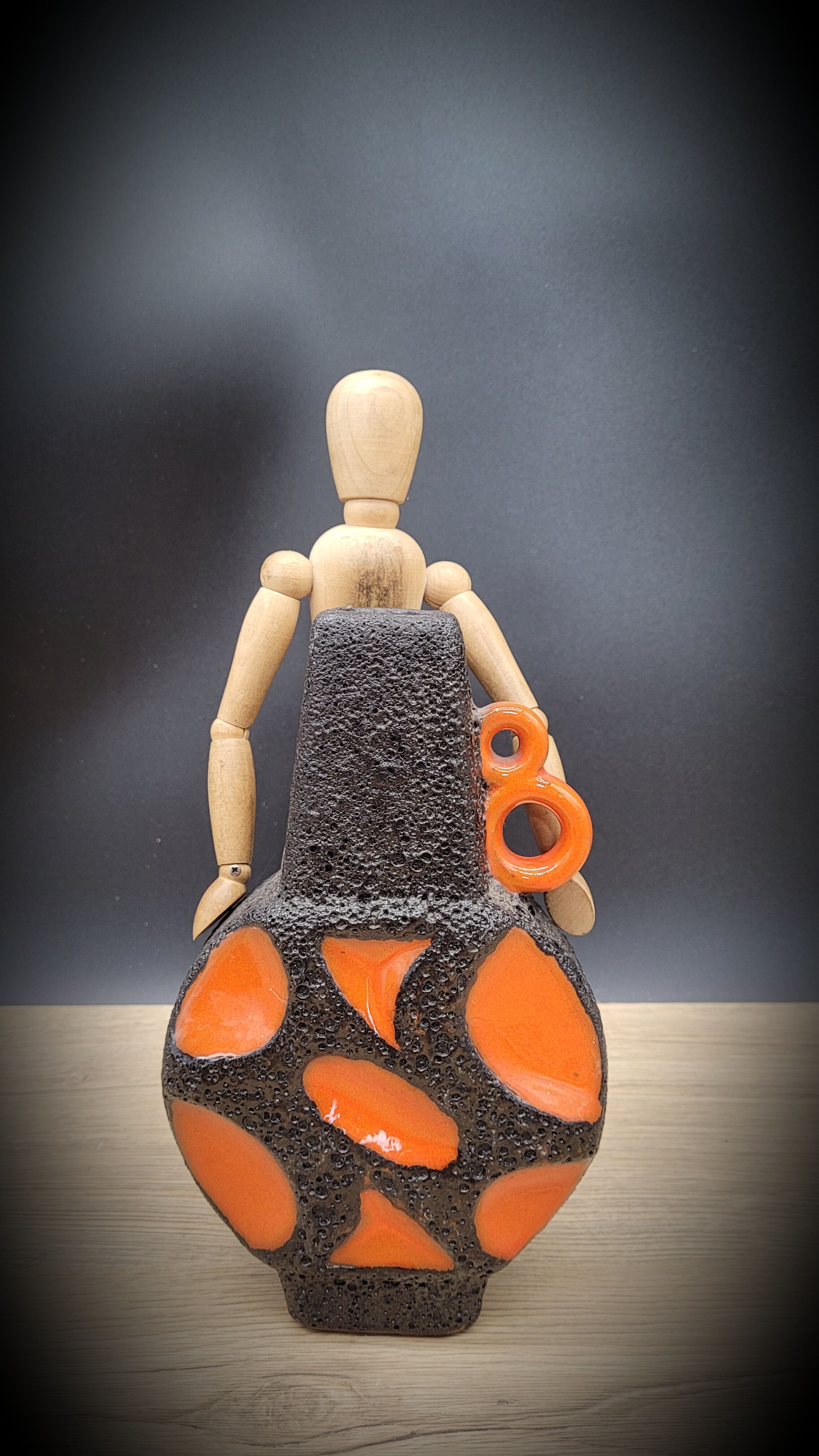 Vase orange lava black
