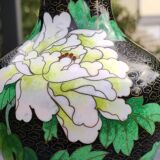 Vase décoratif artisanal asiatique en émaux cloisonnés,  contour du col & base en laiton
