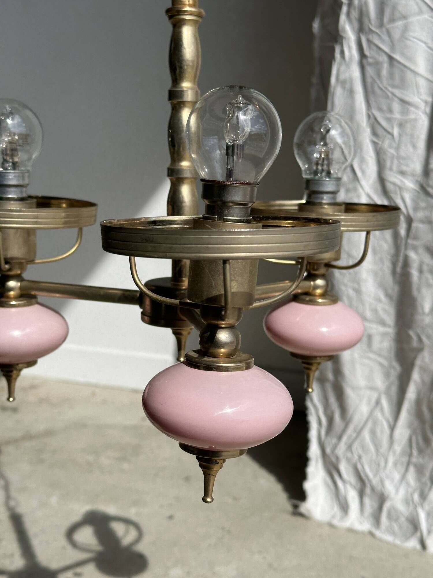 Petit lustre rose et doré à 3 bras de lumières
