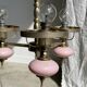 Petit lustre rose et doré à 3 bras de lumières