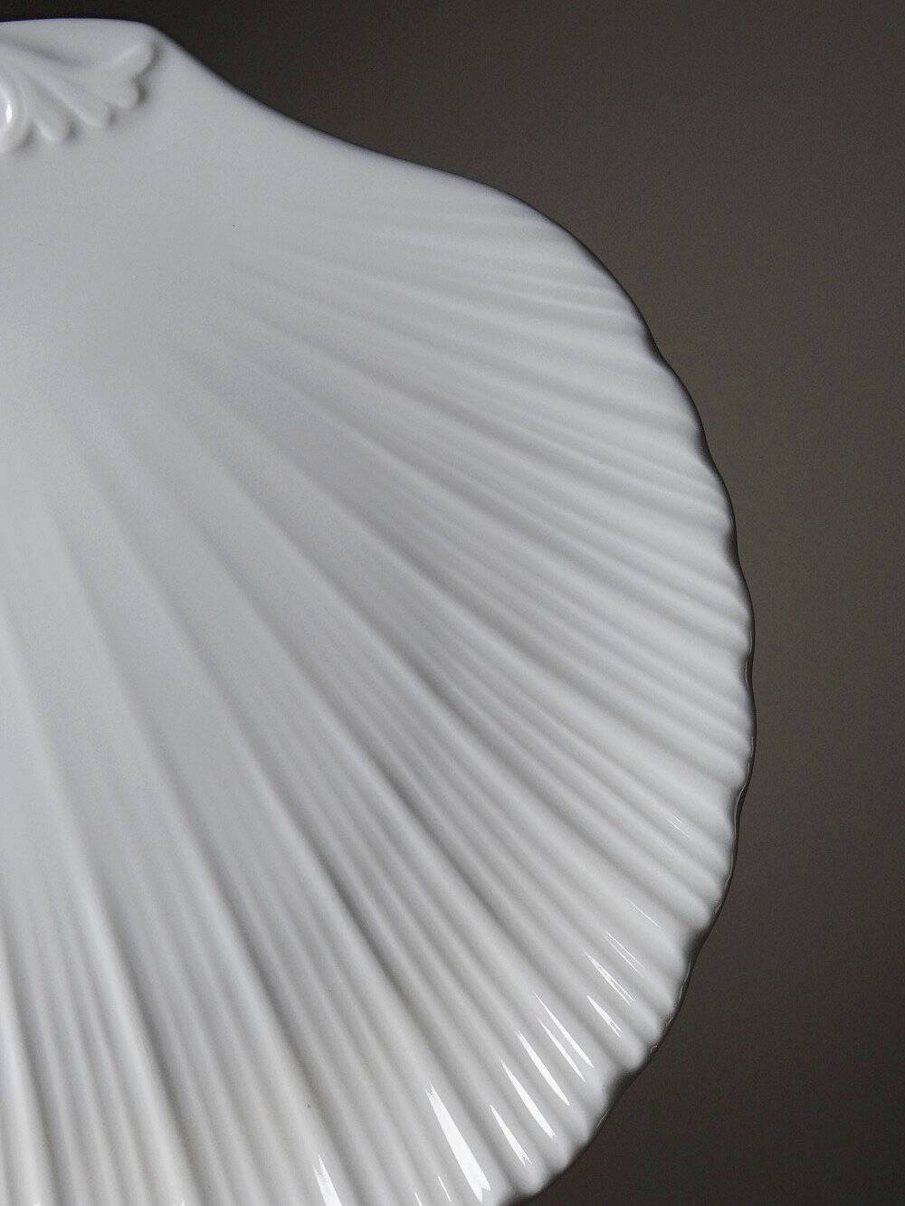 3 vintage flat plates with scallop shells, fine porcelain from Limoges.