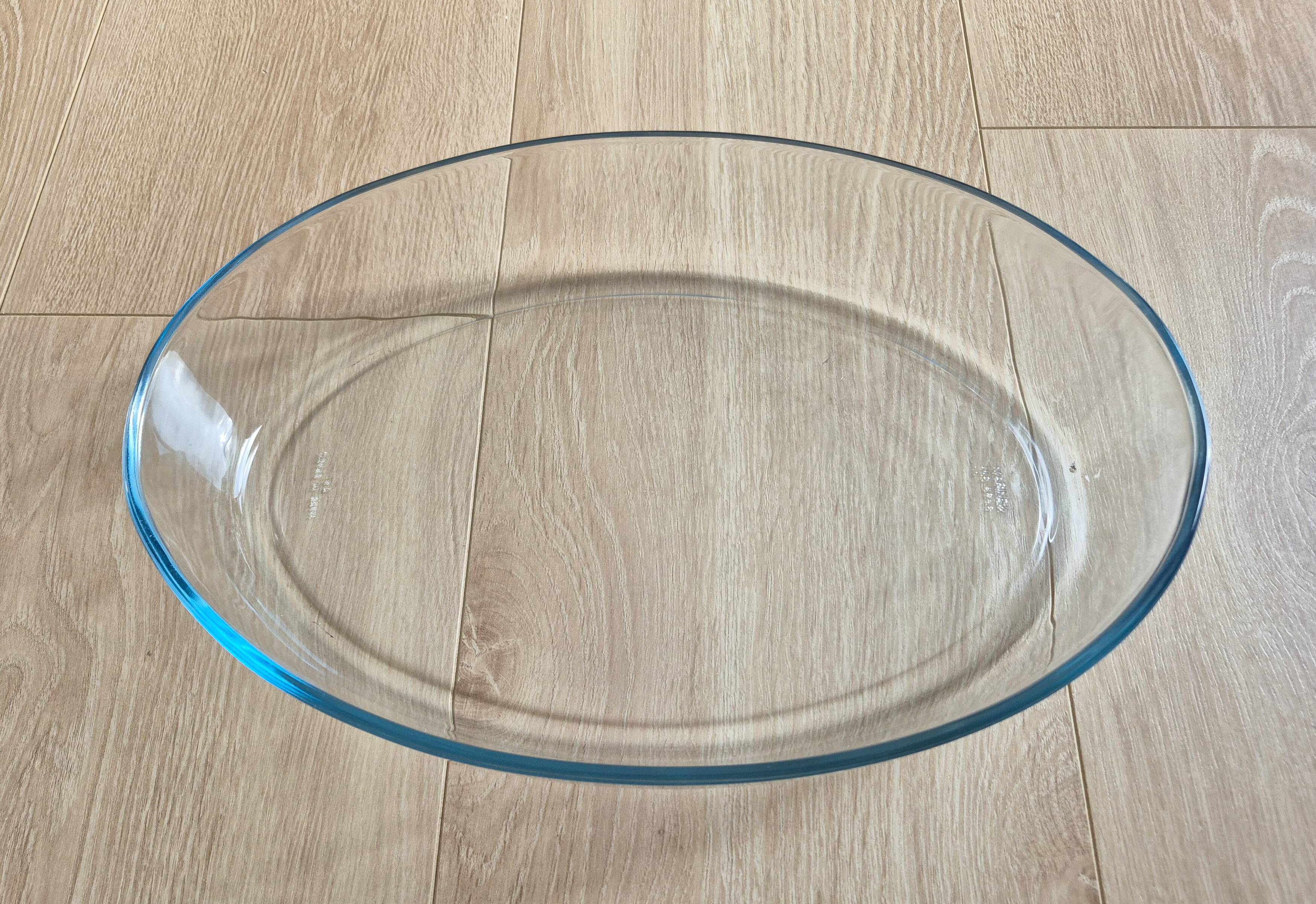 Oval Pyrex gratin dish, silver-plated metal stand.