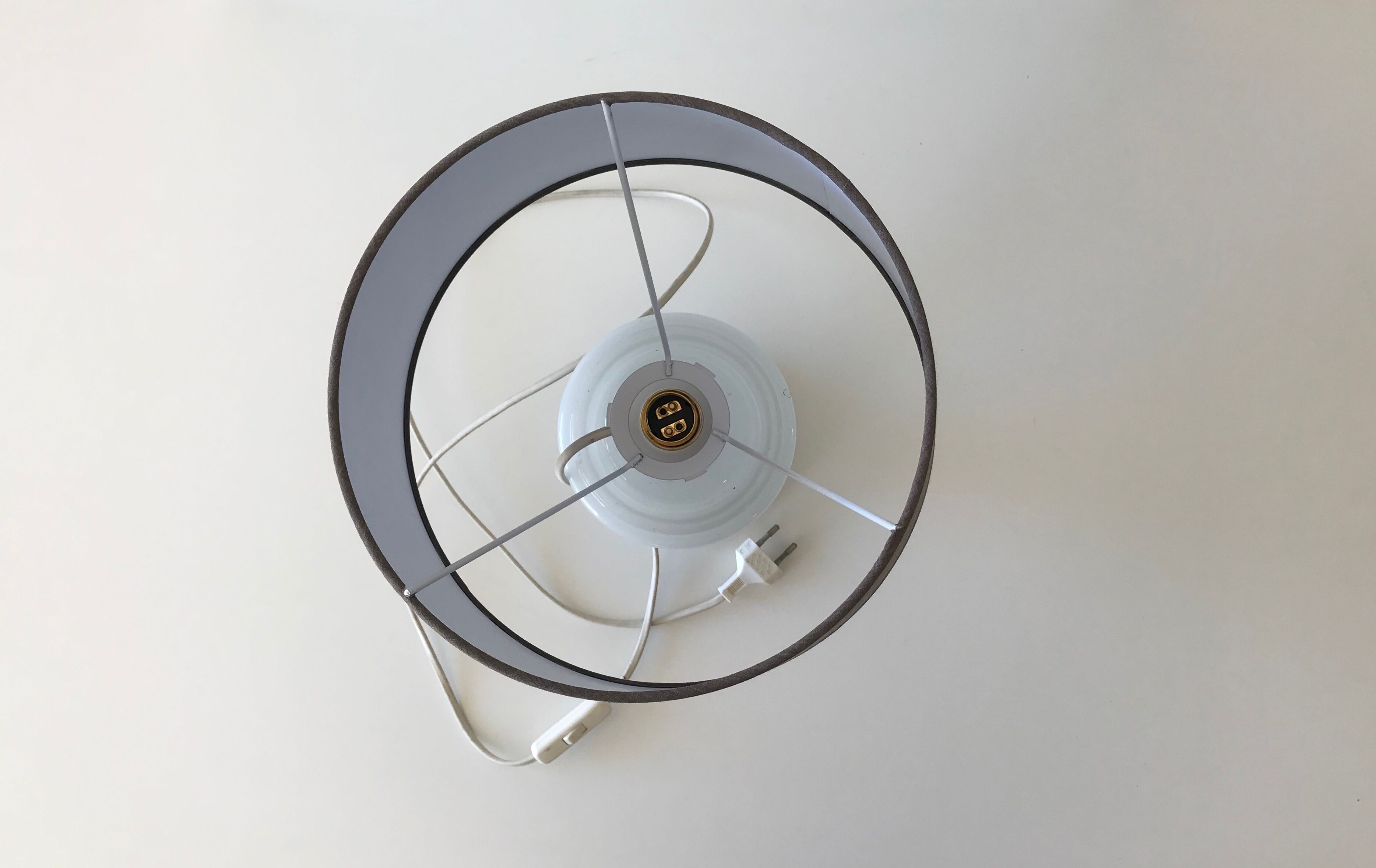 Lampe blanche et grise