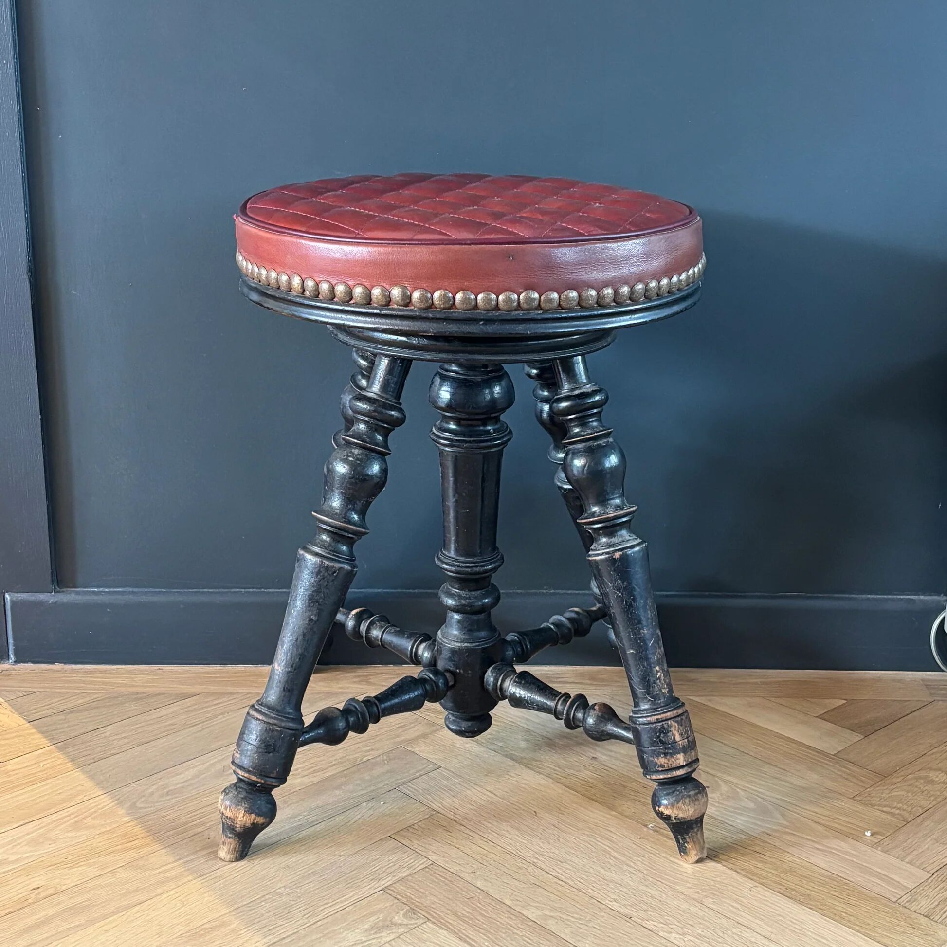 Tabouret de piano en cuir capitonnée et bois noirci