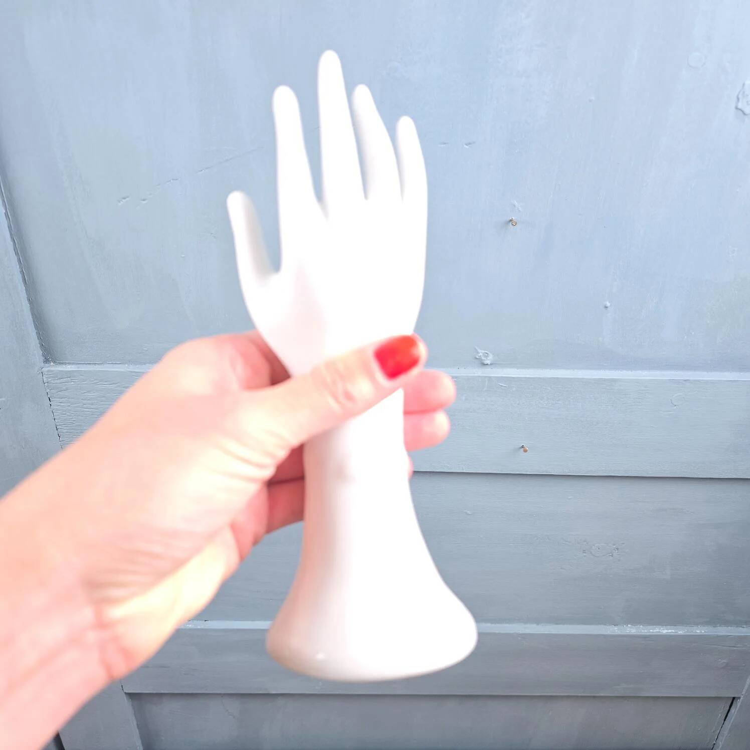 Main Baguier / Soliflore en porcelaine blanche
