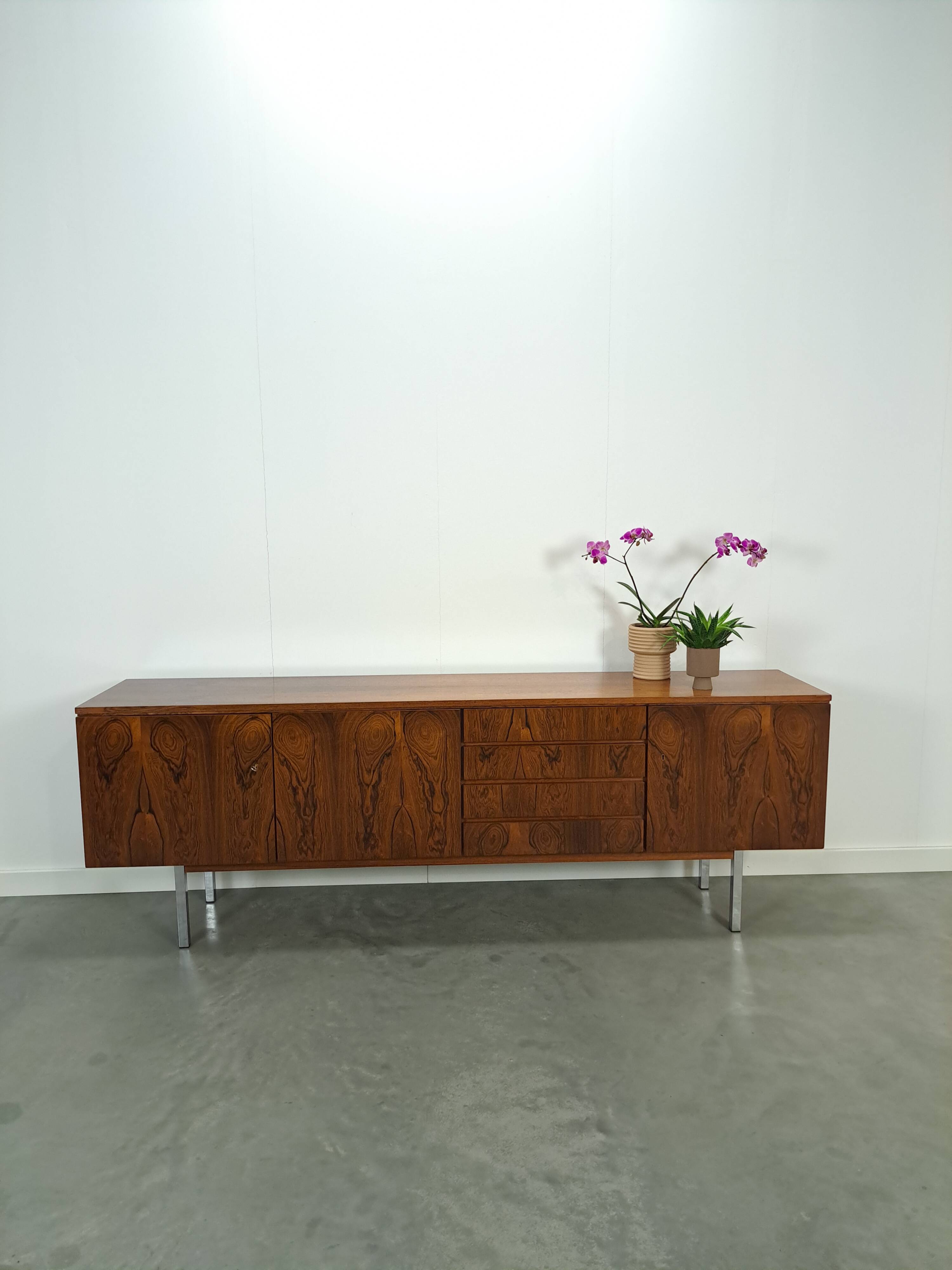 Dressoir rio palissandre plus fin avec chromen poten en lades