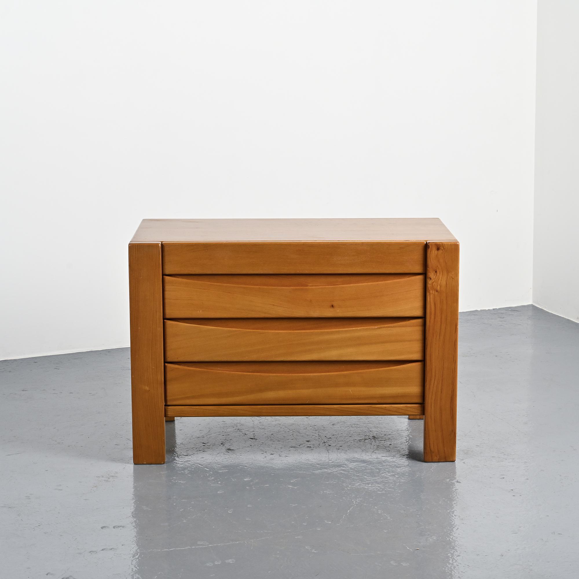 Commode en orme massif, Maison Regain
