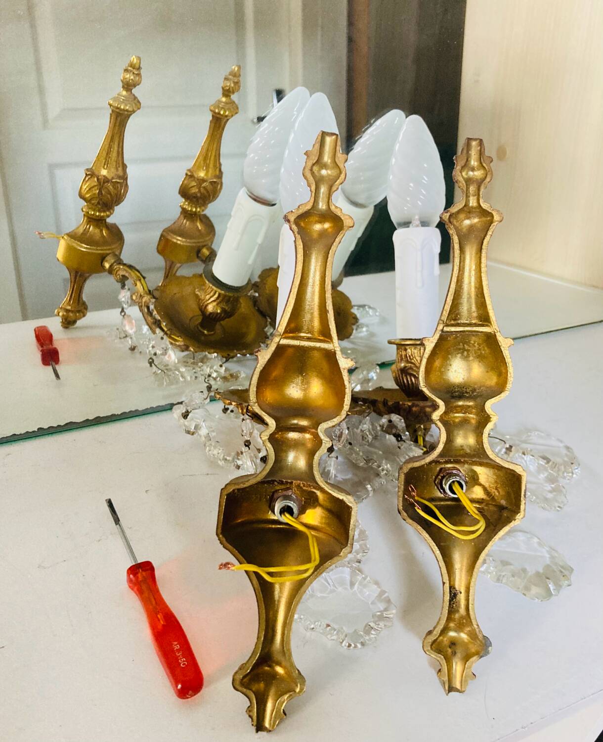 Louis XV wall lights in gilded bronze with pendants, mid-20th century / n°2