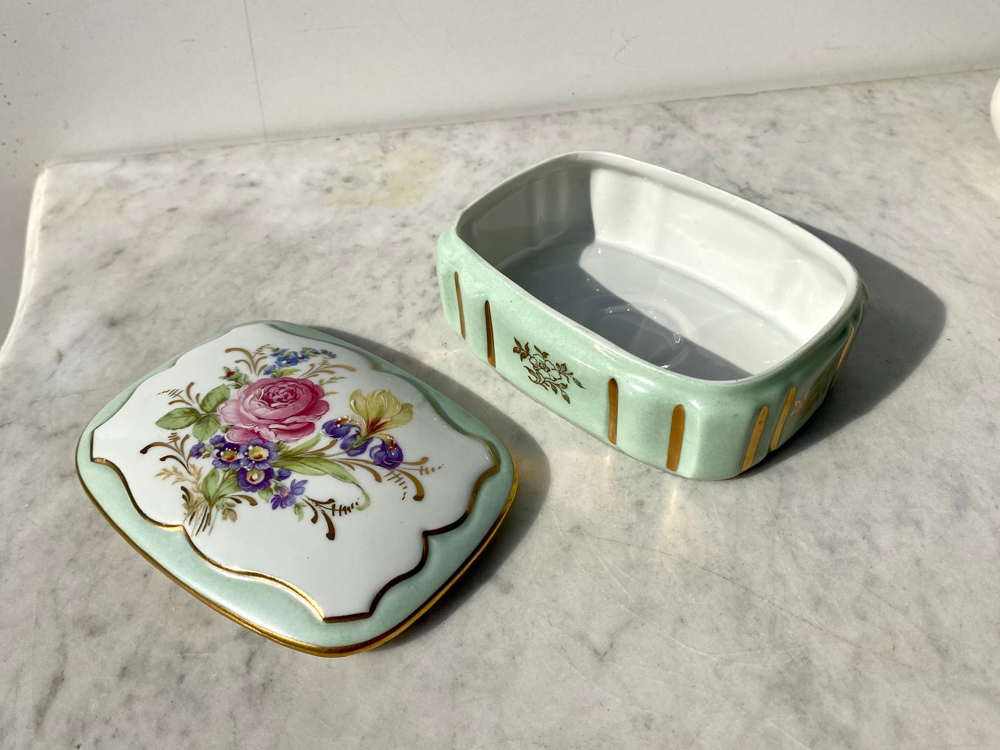 Porcelain jewelry box from Limoges Porteron vintage 60s perfect condition