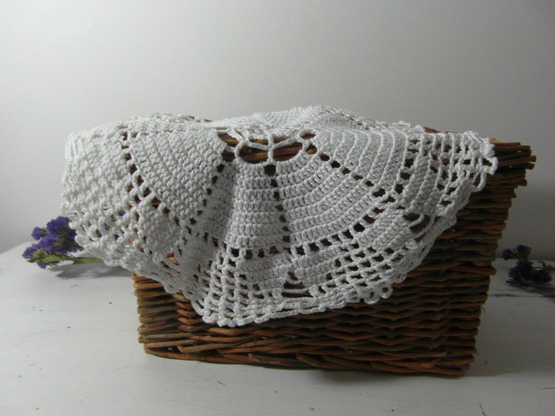 Round placemat in French crocheted lace in white cotton