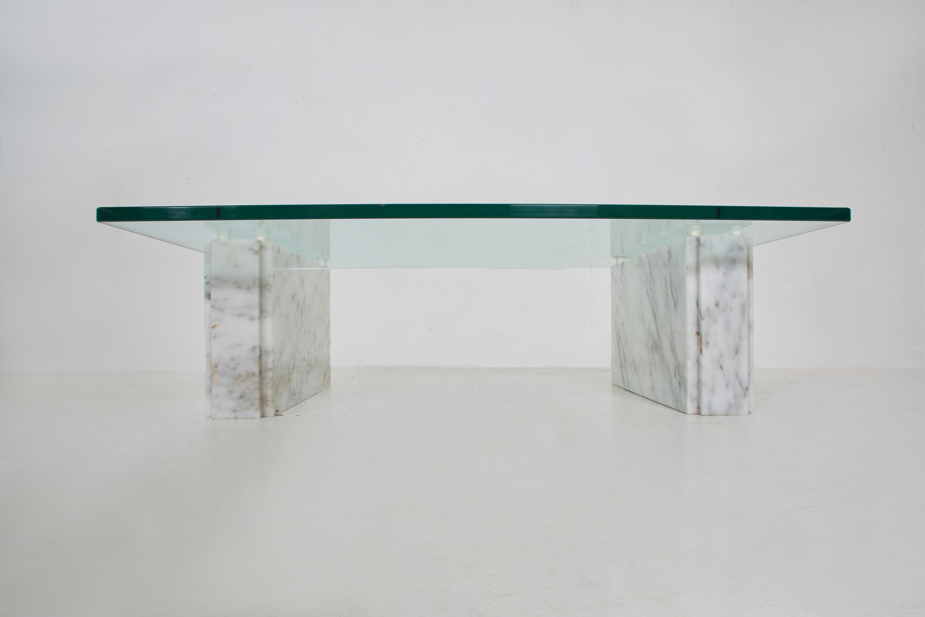 Table basse en marbre de carrare et verre