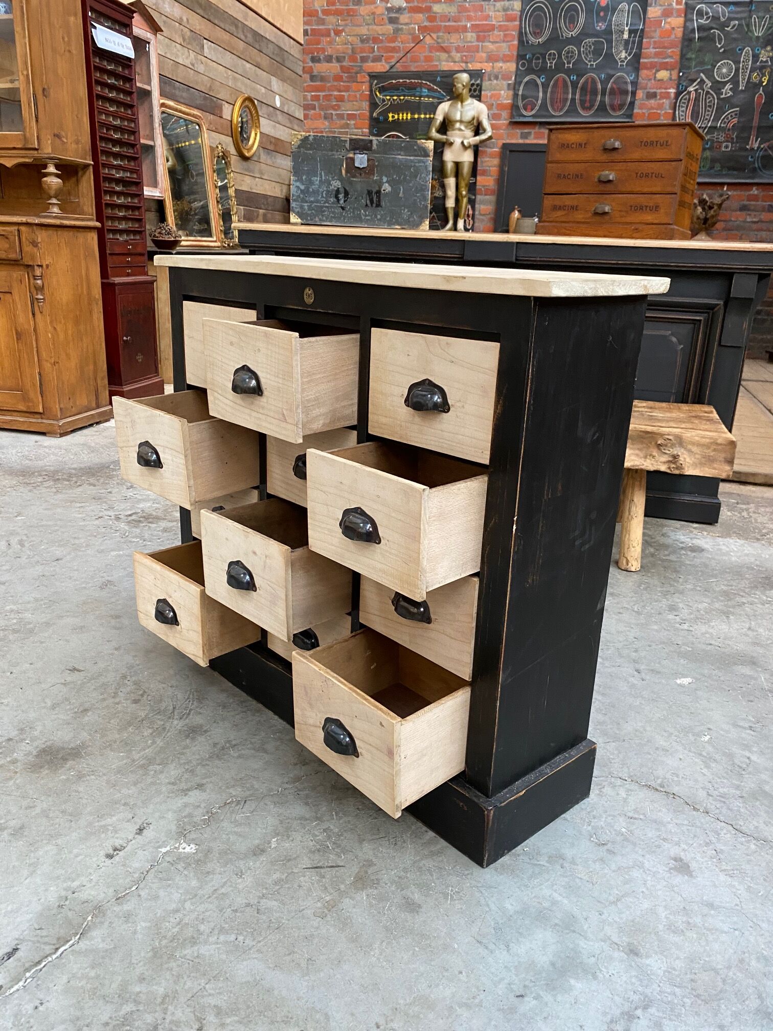 Storage cabinet with drawers