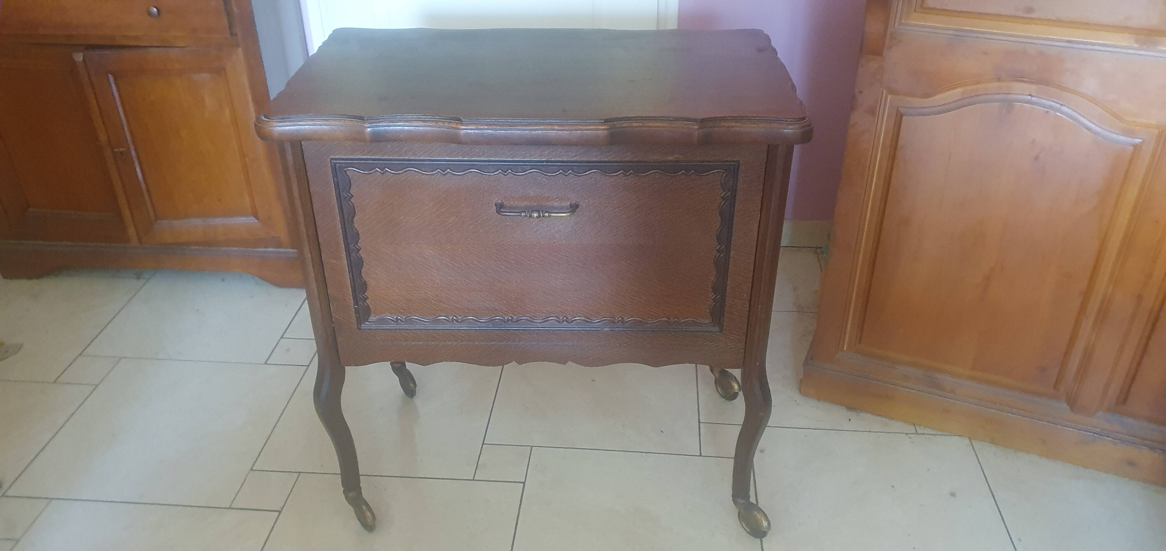 Commode bar en chêne à roulettes