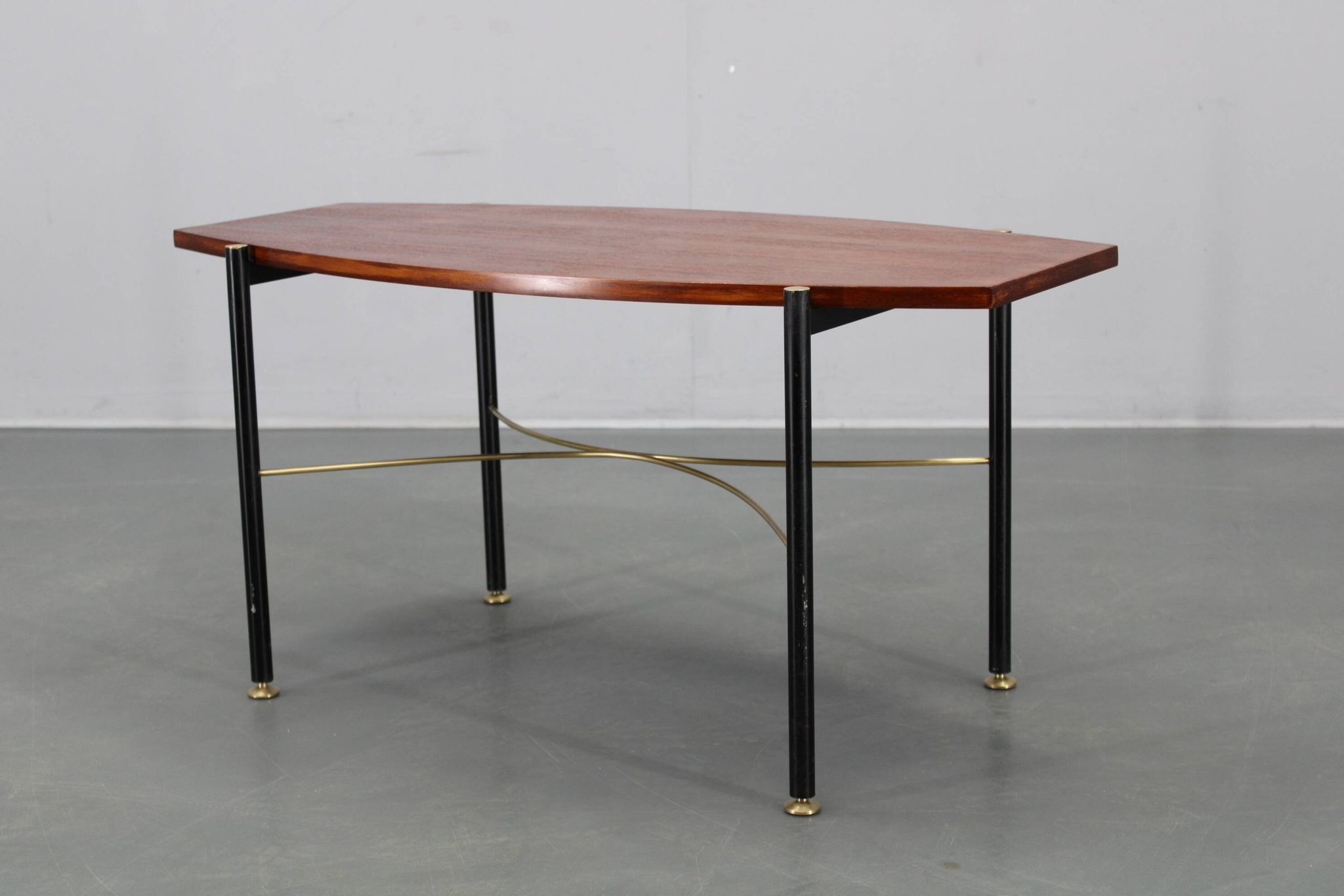 Table basse italienne des années 1970, placage en teck, piètement en métal et laiton
