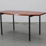 Table basse italienne des années 1970, placage en teck, piètement en métal et laiton