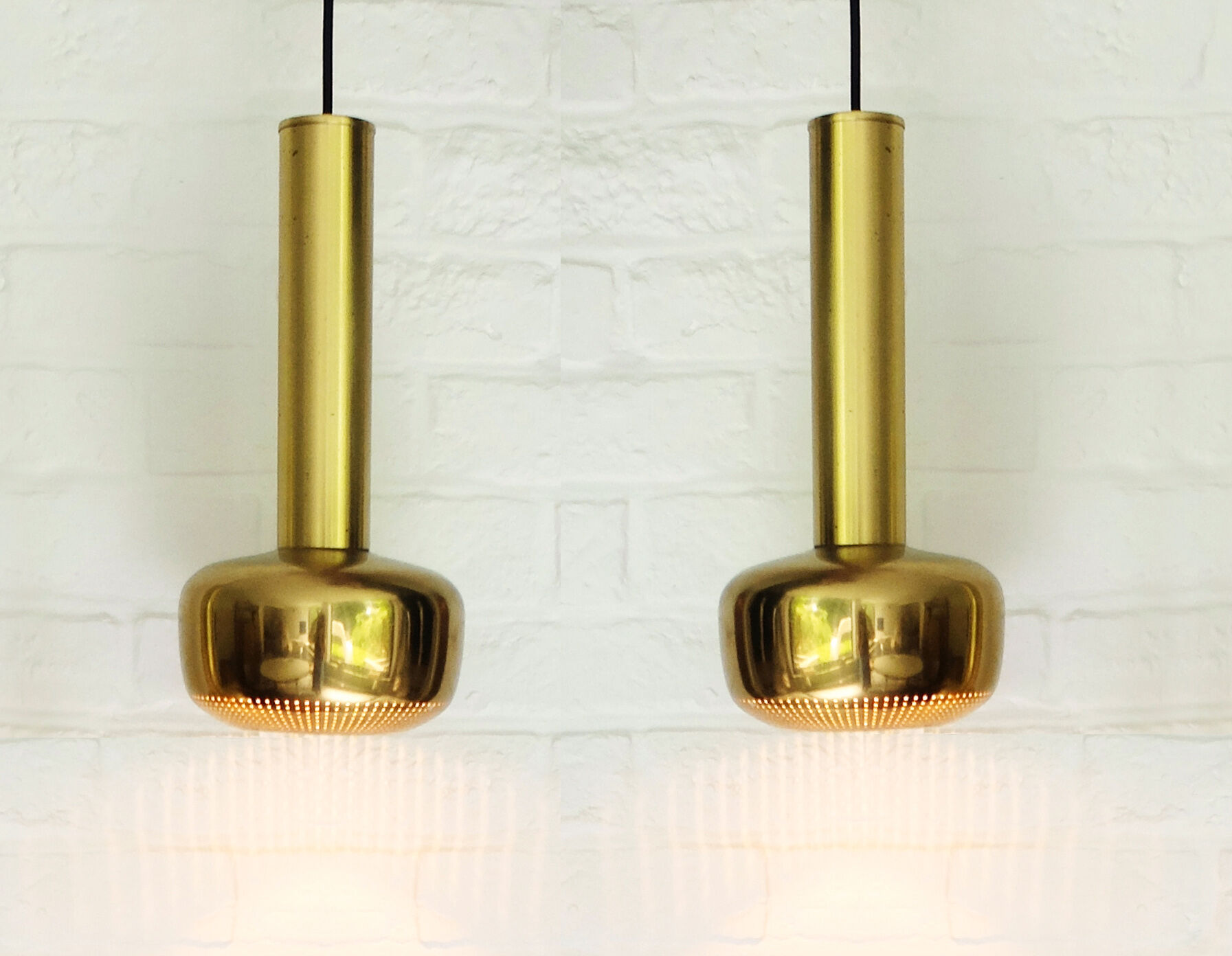 Pair pendants "Guldpendel" in brass design Vilhelm Lauritzen Louis Poulsen, Denmark