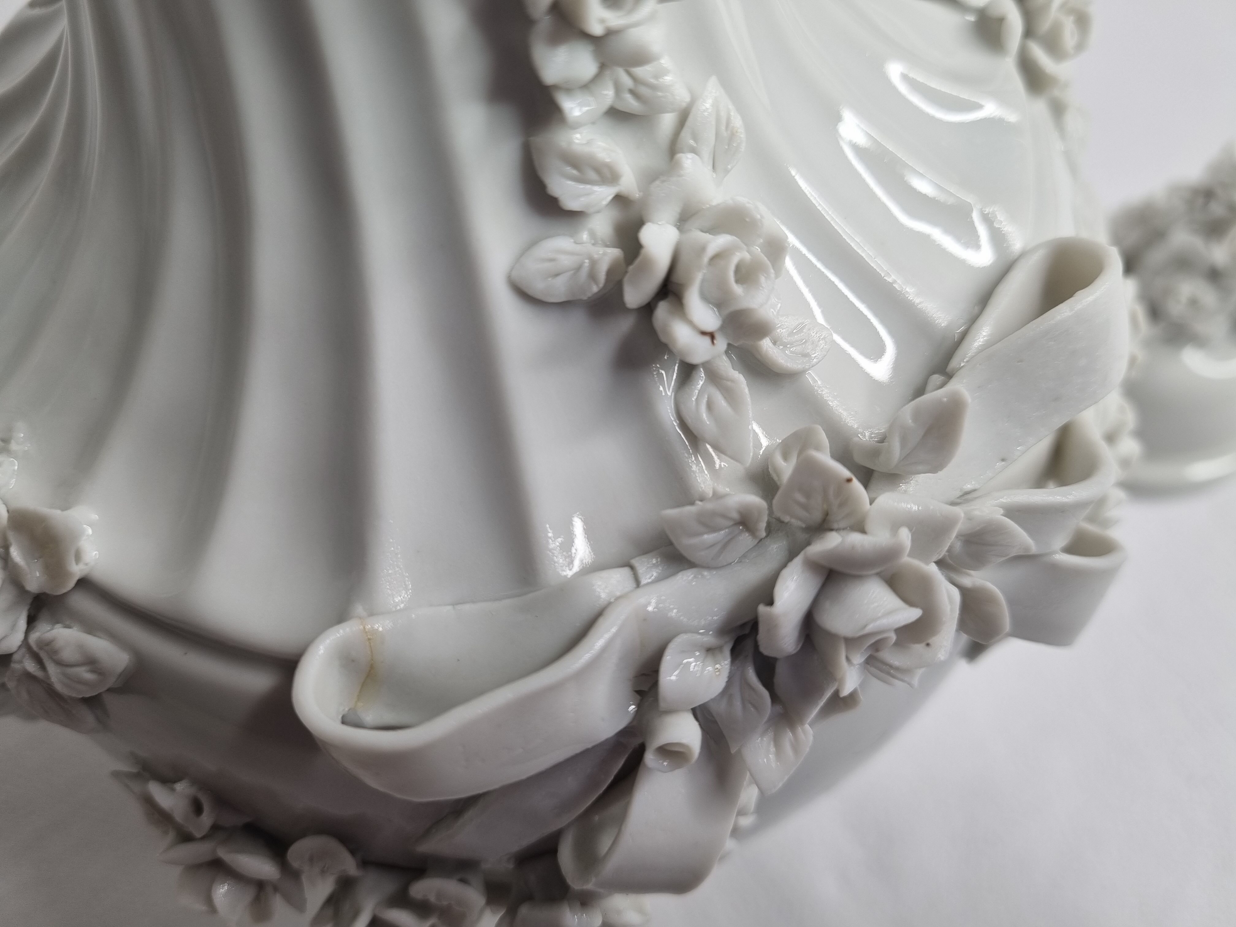 Vase décoratif de style baroque en porcelaine blanche émaillée, 26 cm