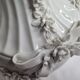 Vase décoratif de style baroque en porcelaine blanche émaillée, 26 cm