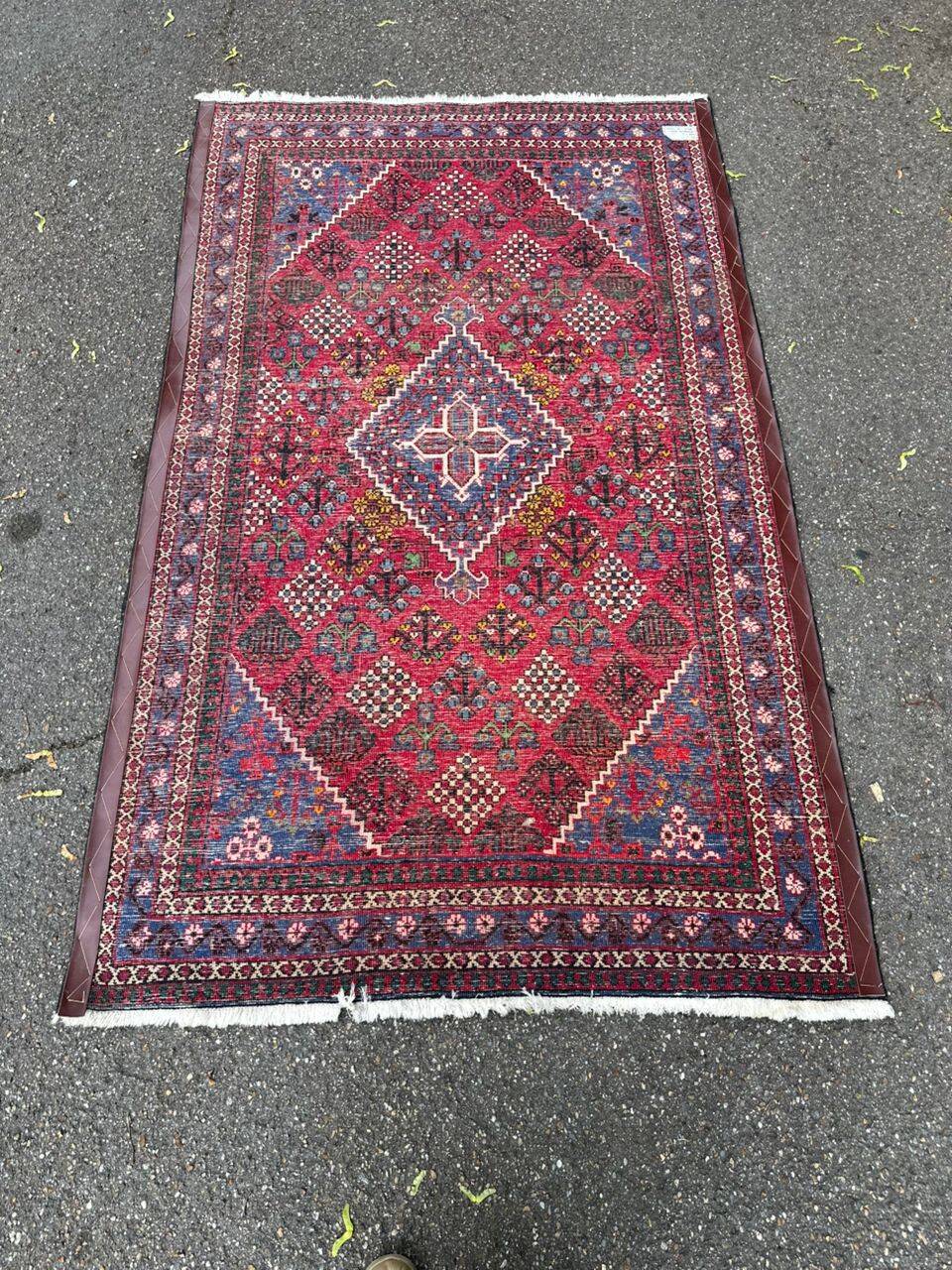 Authentic Persian carpet from Iran, hand-knotted in burgundy wool, 130x210cm.