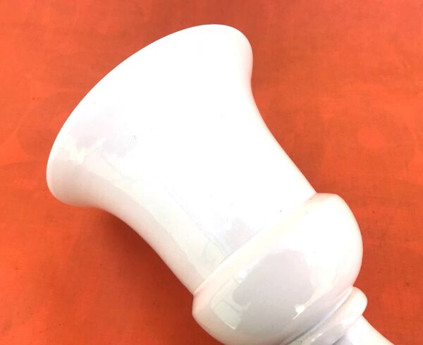 Vase sur piédouche en céramique blanche émaillée