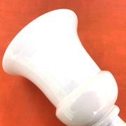 Vase sur piédouche en céramique blanche émaillée