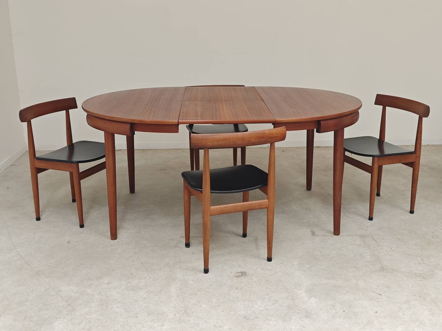 Dining table and 4 chairs by Hans Olsen for Frem Rojle Denmark.