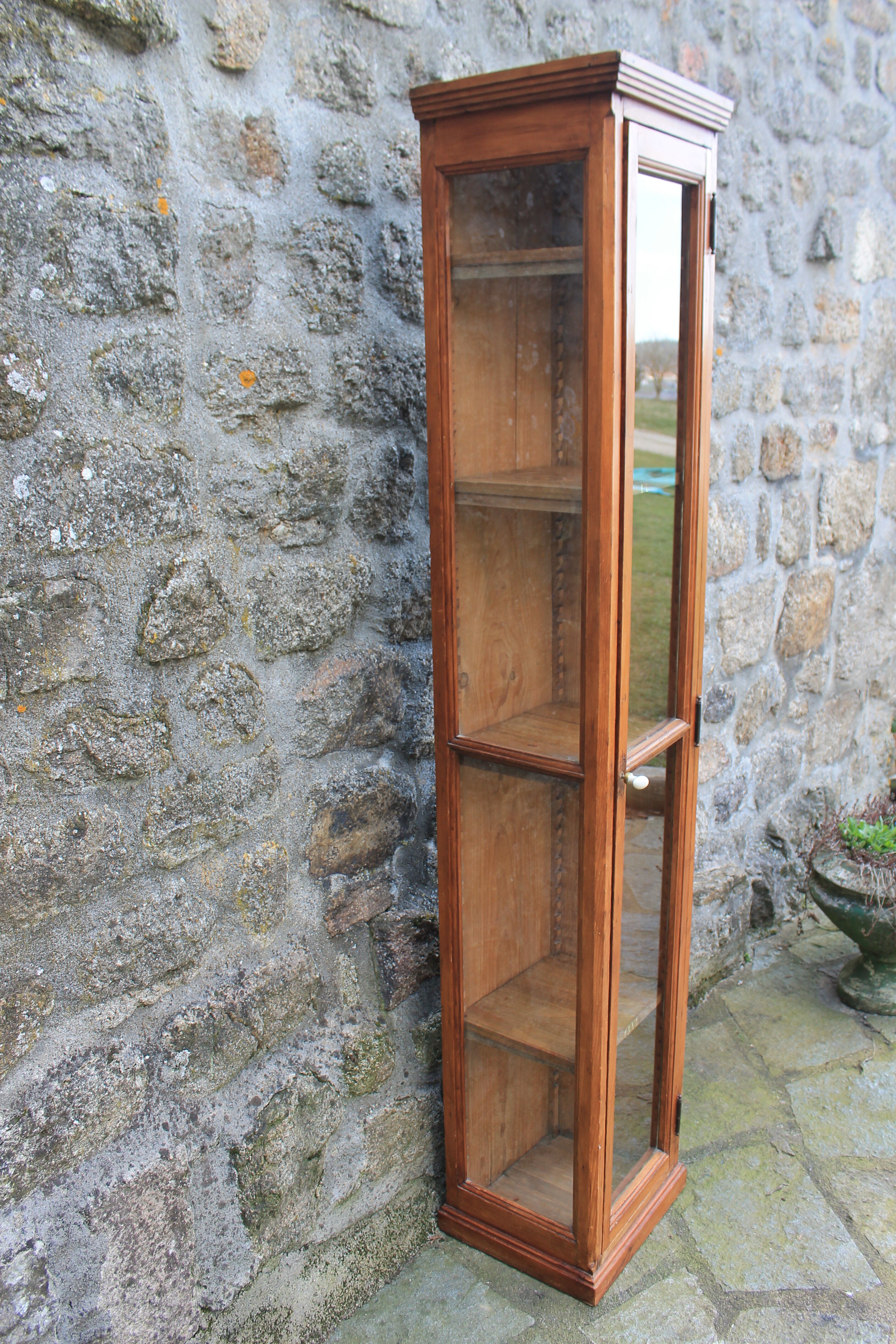 Corner store showcase