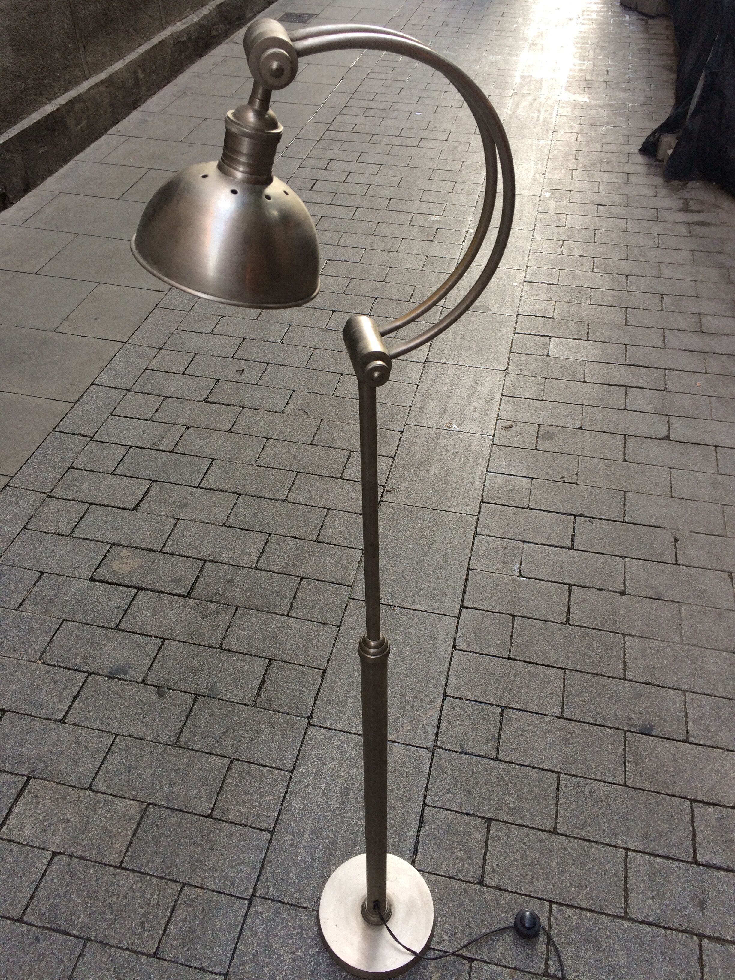 Industrial hinged lamp
