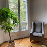 Fauteuil gris clair réalisé par un artisan