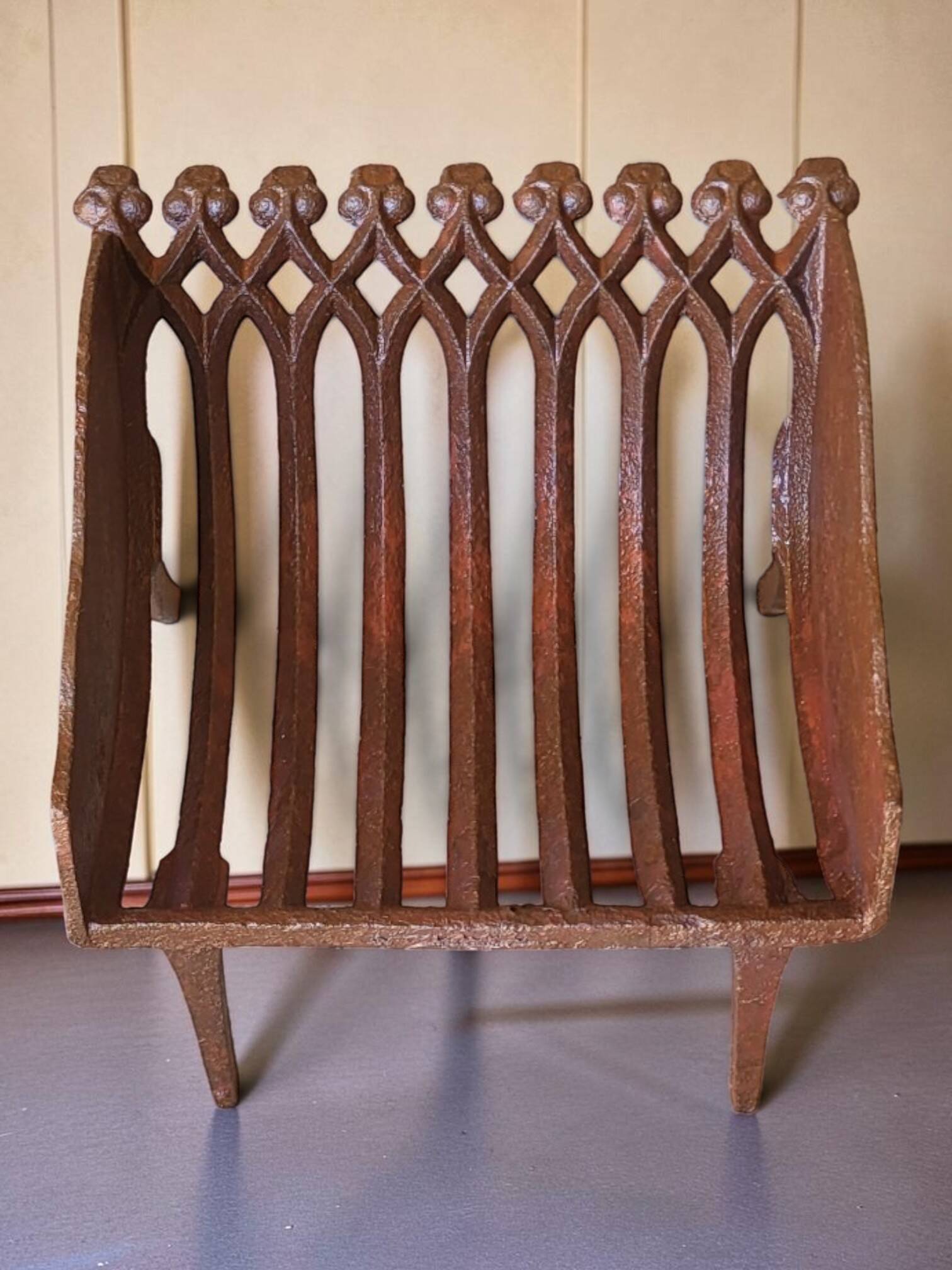 Log holder fireplace basket in cast iron