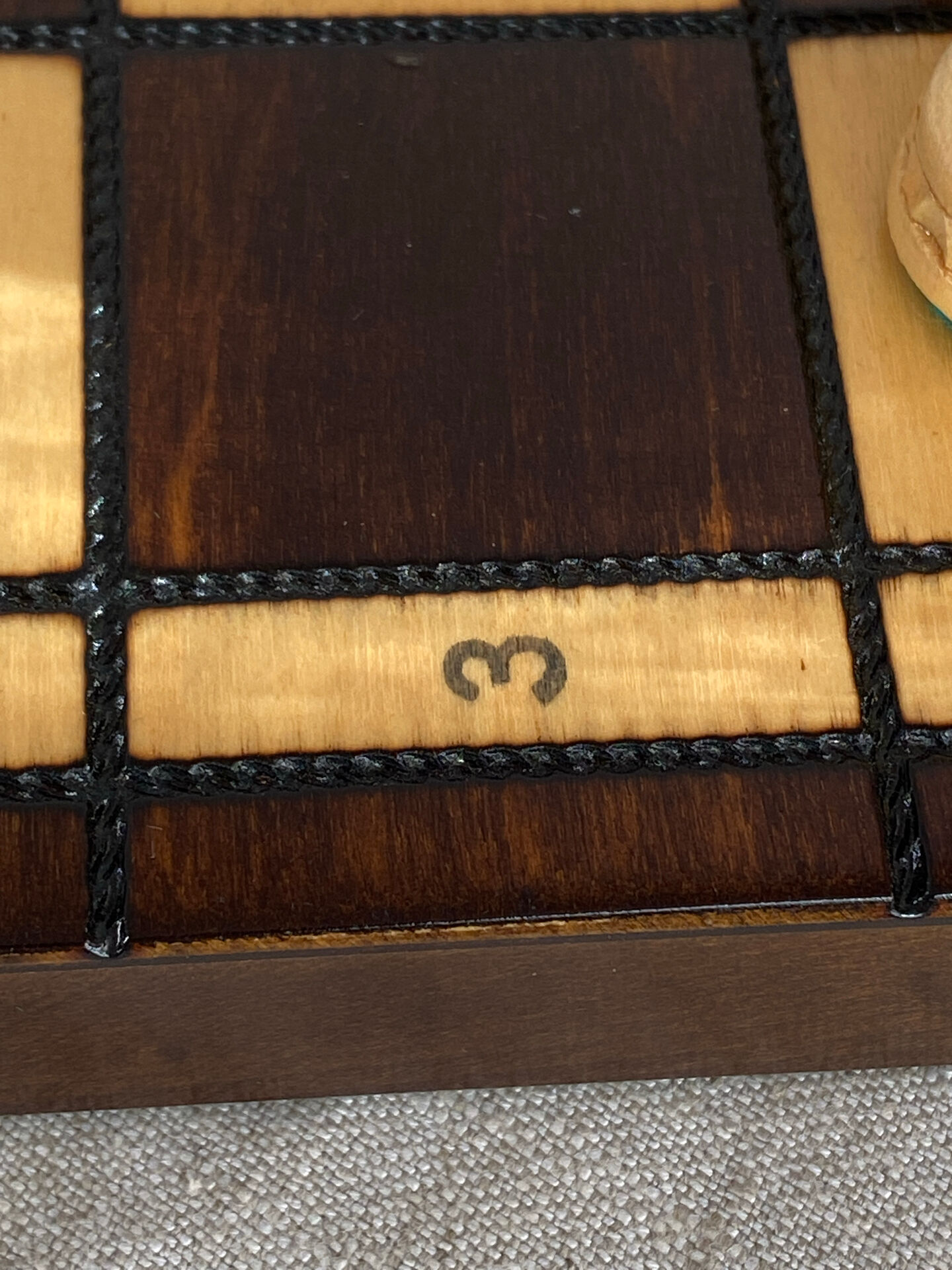 Jeu d’échec avec plateau et pièces en bois 