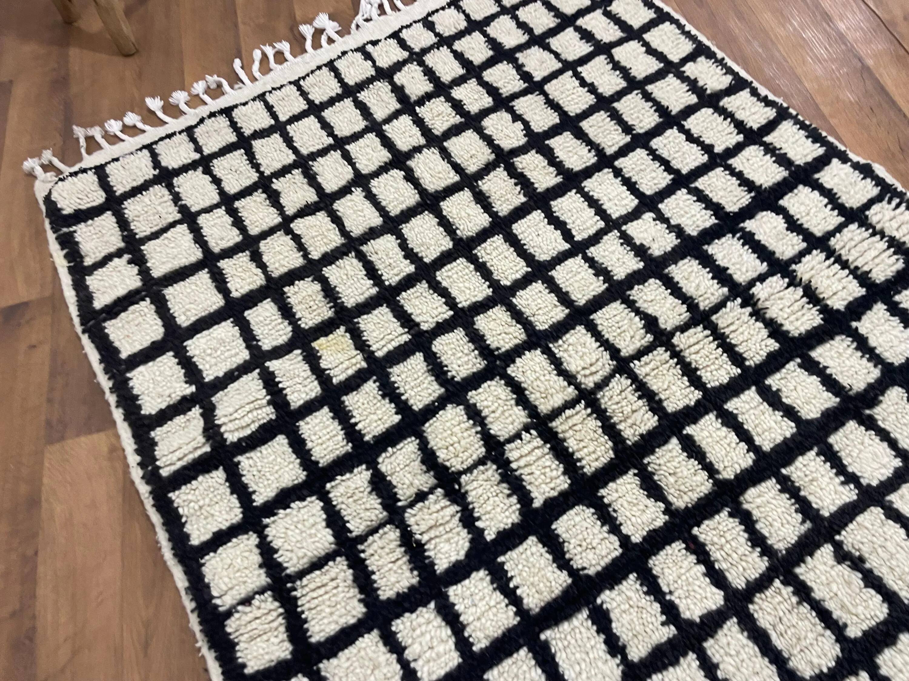 Moroccan rug made of natural wool, handmade, 3x2 m.