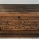 Antique coffre en bois sculpté avec motif végétal période renaissance