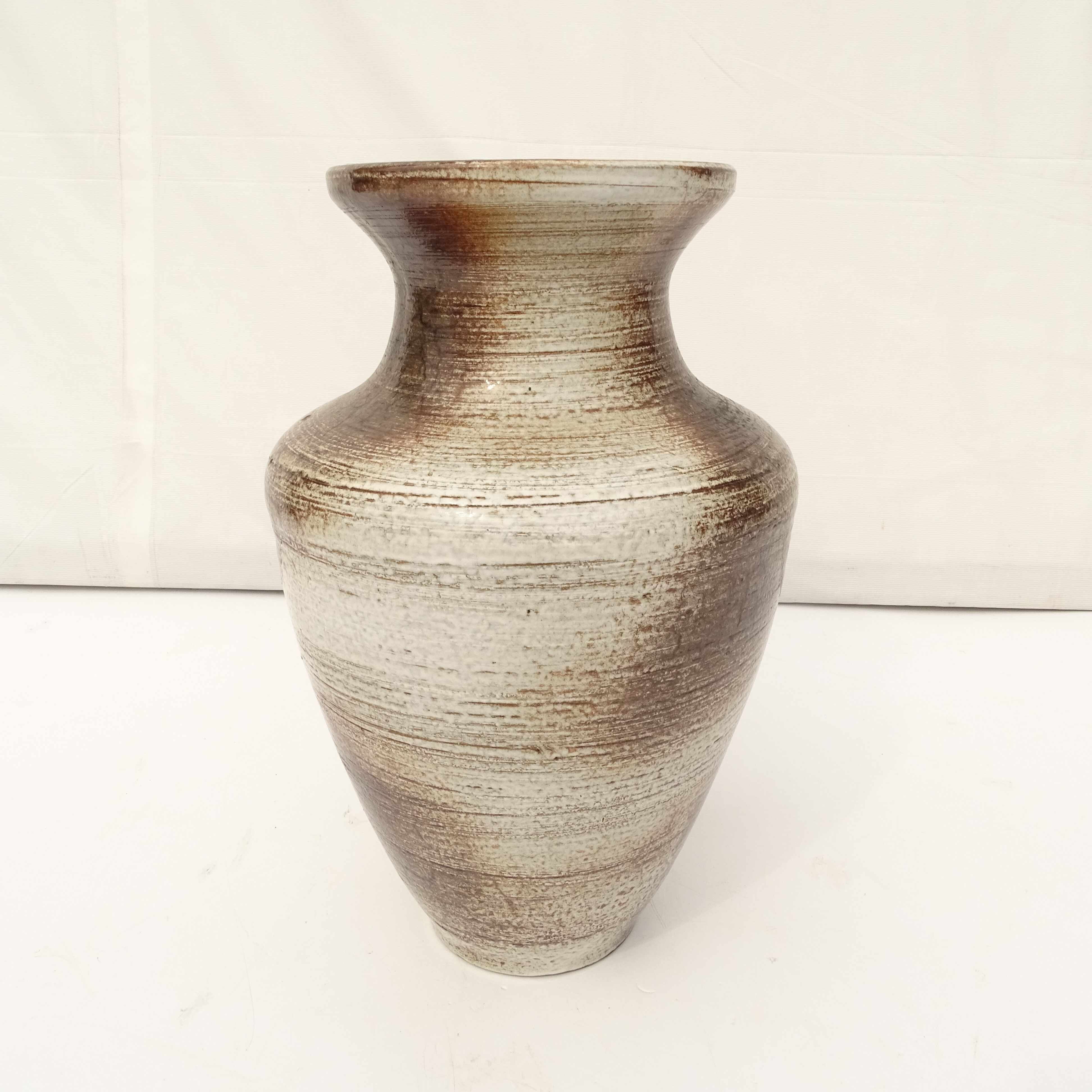 Vase à fleurs en grès