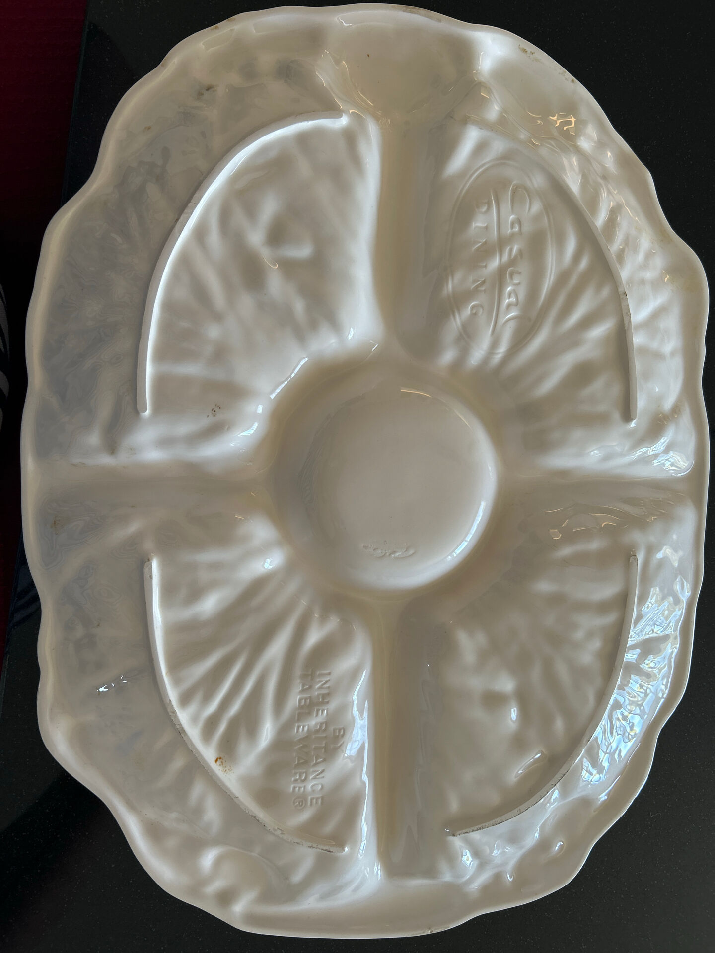Large decorative plate in the shape of a leaf – Casual Dining