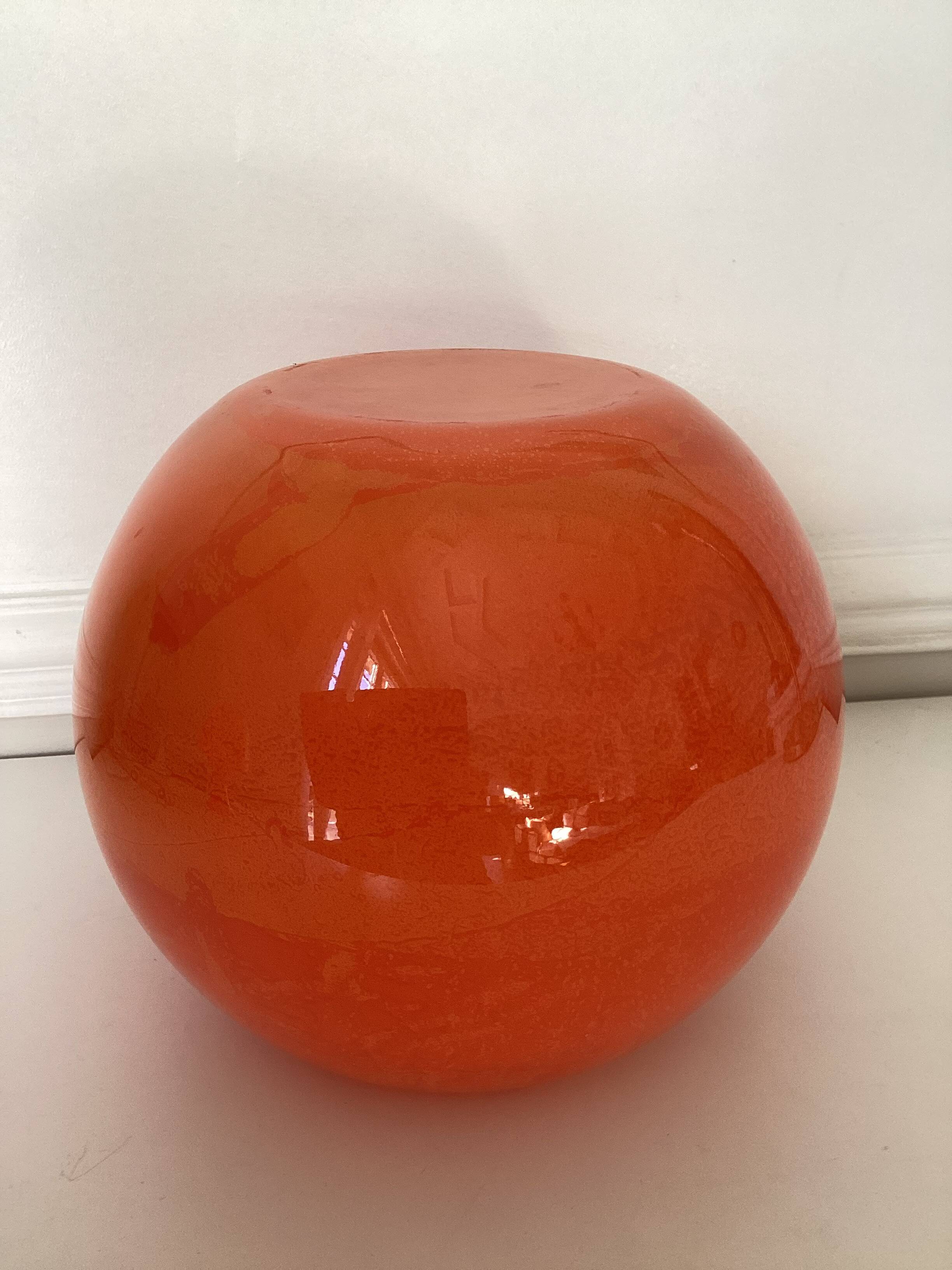 Vase boule en pâte de verre orange veiné,vintage 70 s