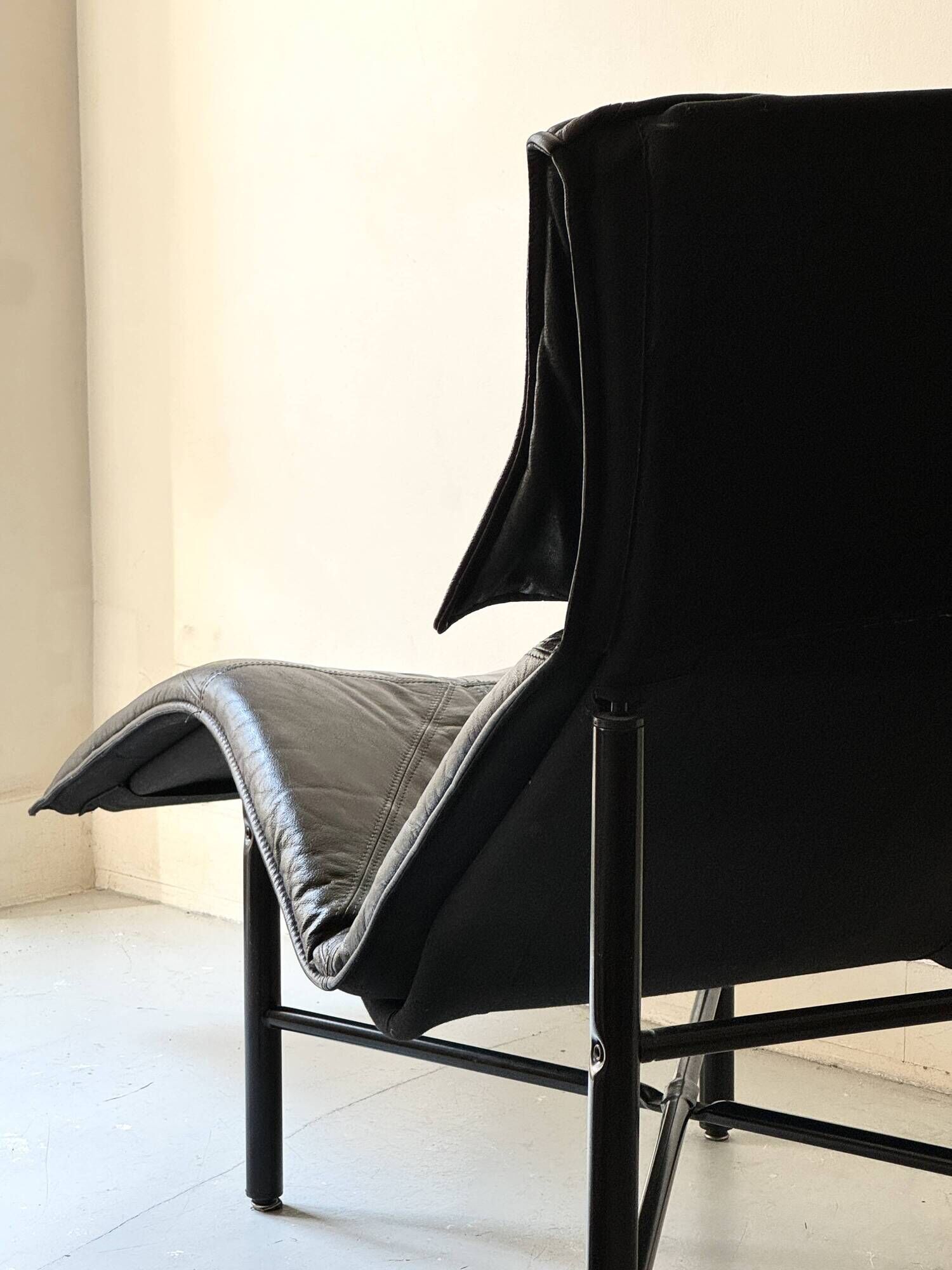 Scandinavian design chaise longue in black leather by Tord Björklund, Sweden 1970.