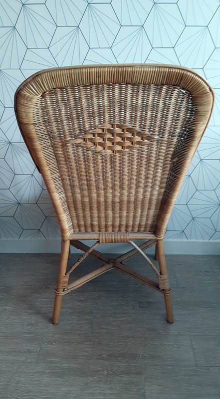 Fauteuil vintage en rotin tressé.