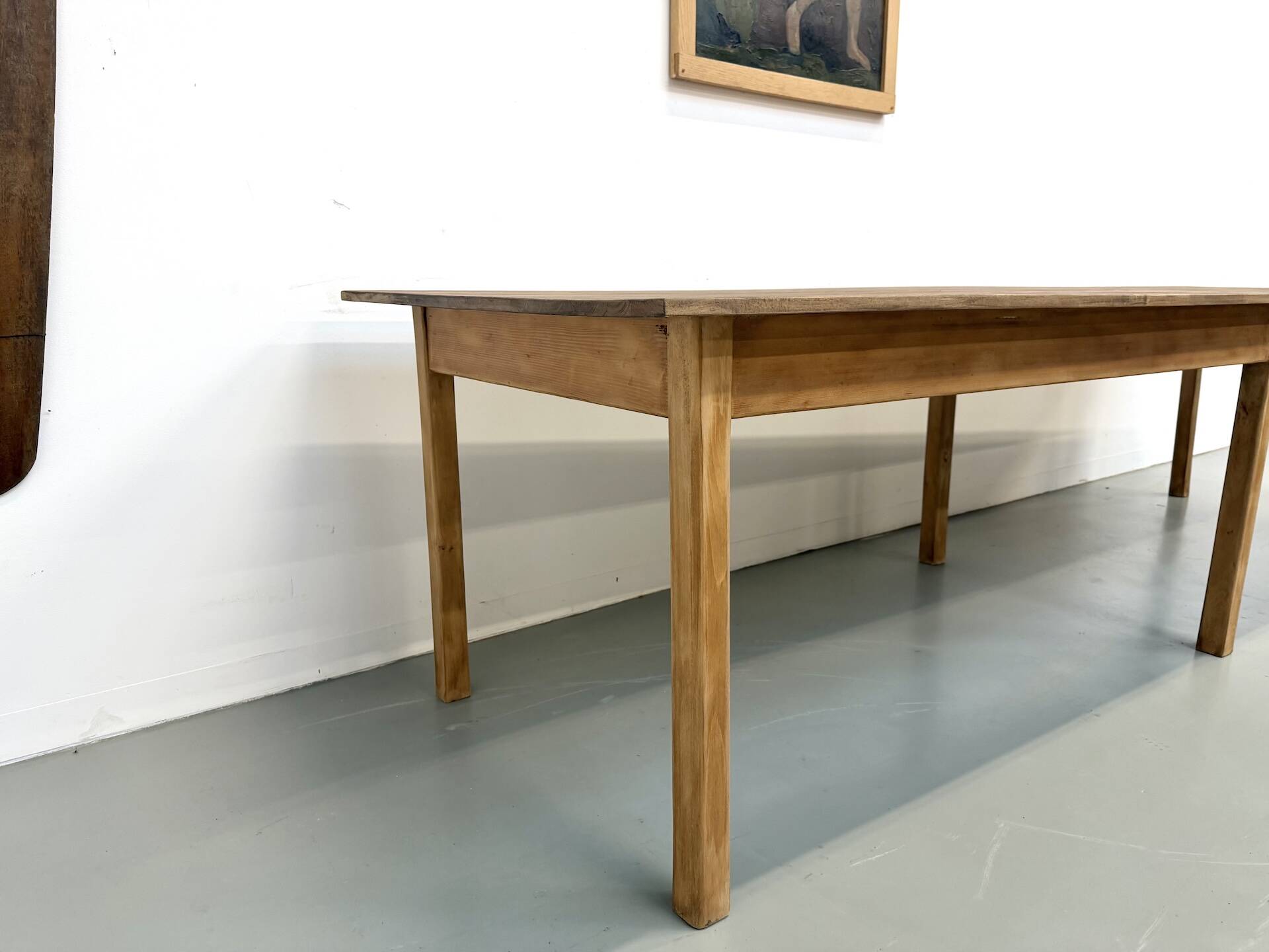 XXL table with 6 legs made of solid pine and rubberwood.