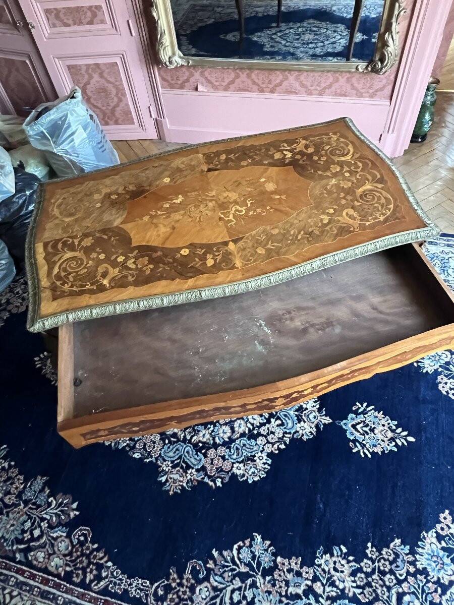 Desk, rosewood marquetry table, bronze ornaments dating from the late 19th century.