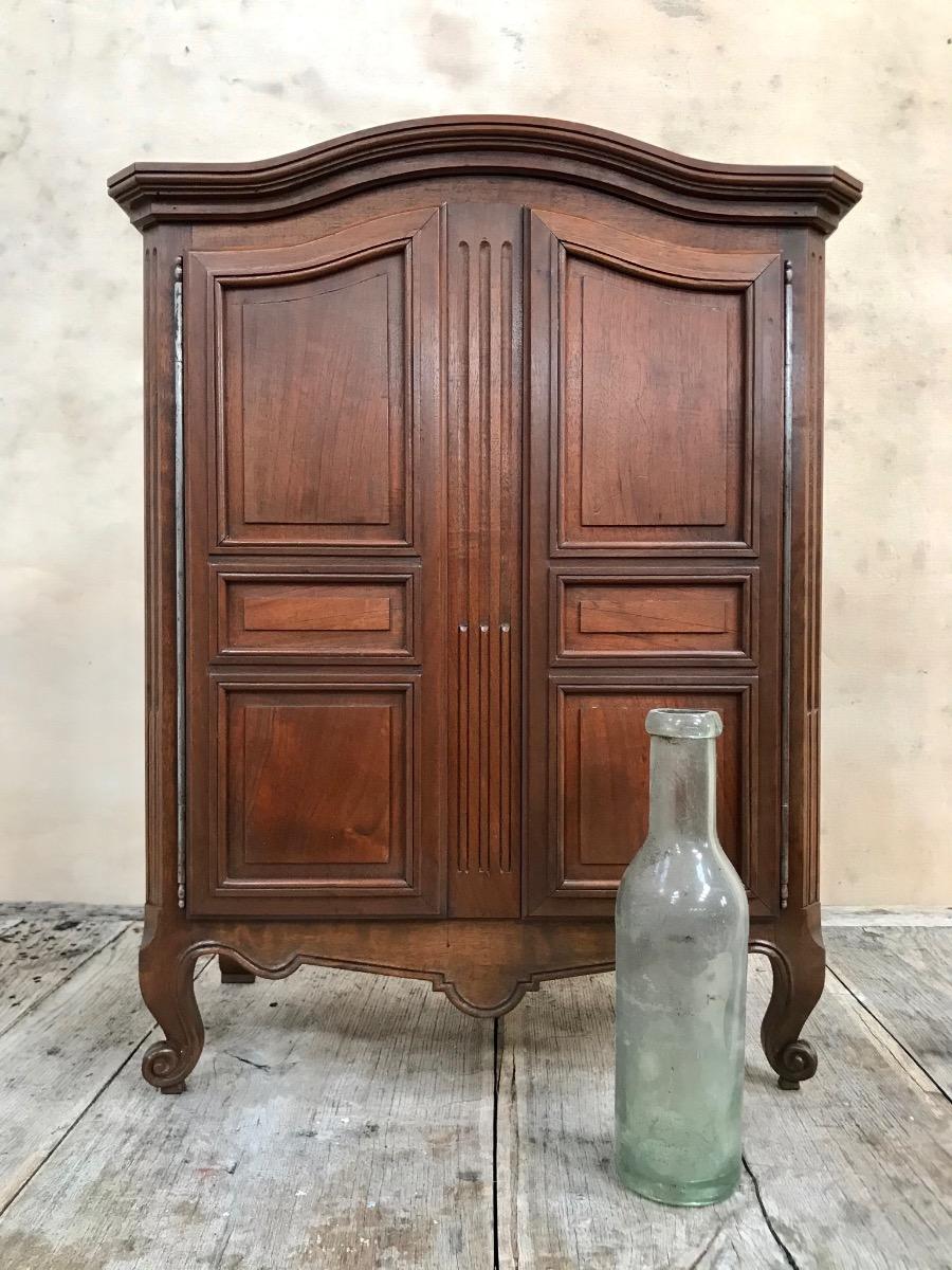 Small-scale model of a French cabinet