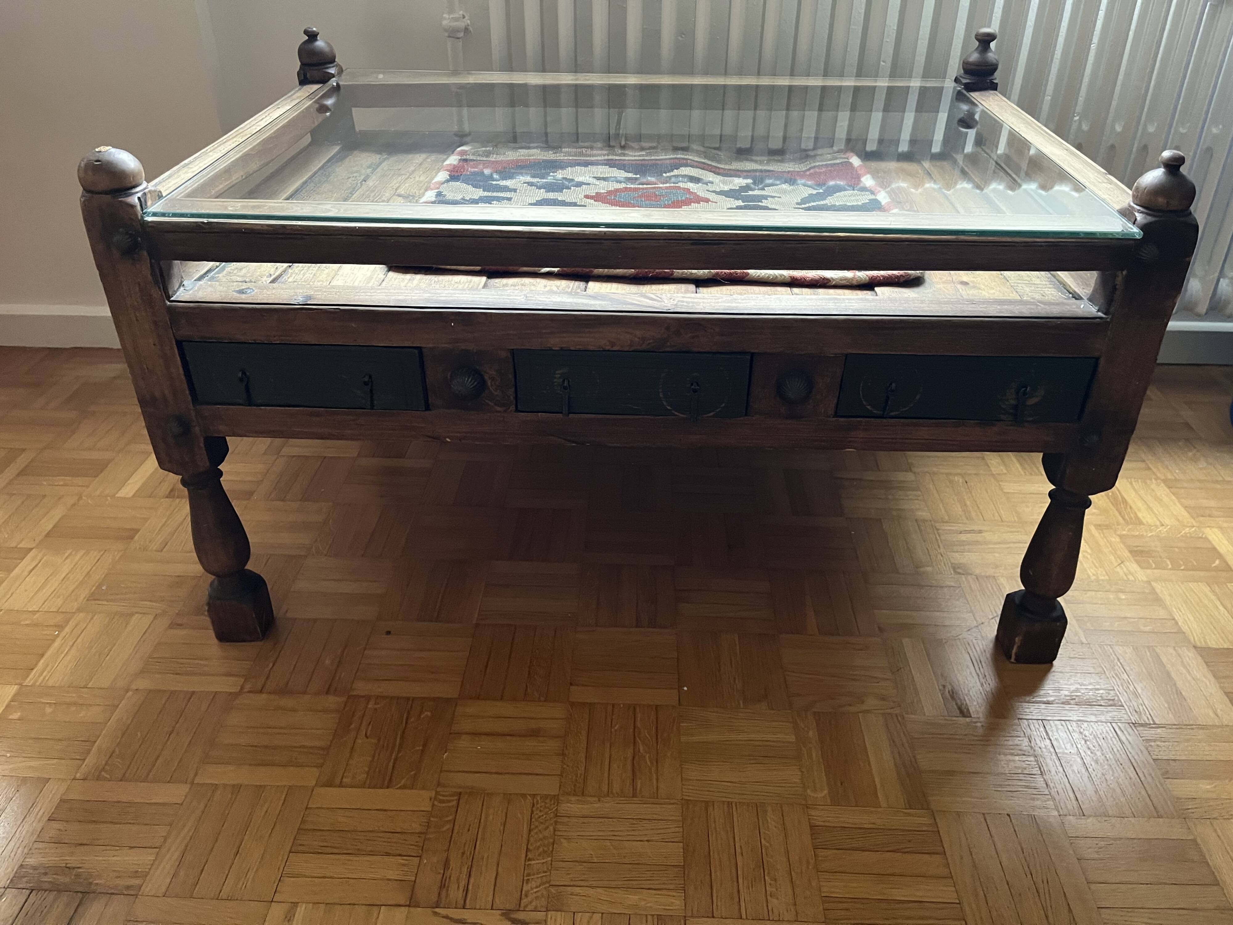 Table basse en bois massif avec tiroirs et plateau en verre – pièce unique