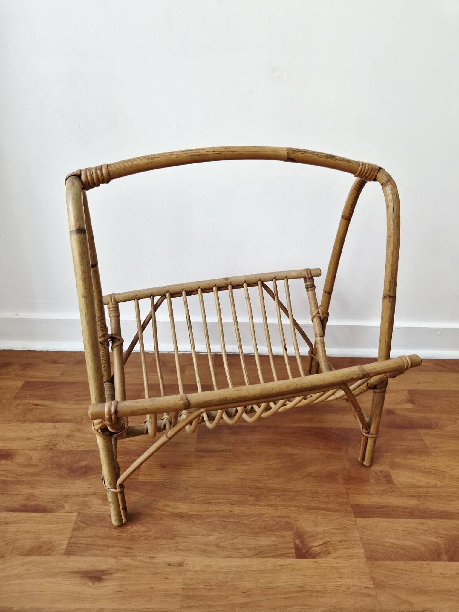 Vintage rattan magazine rack in bohemian style '1970s -